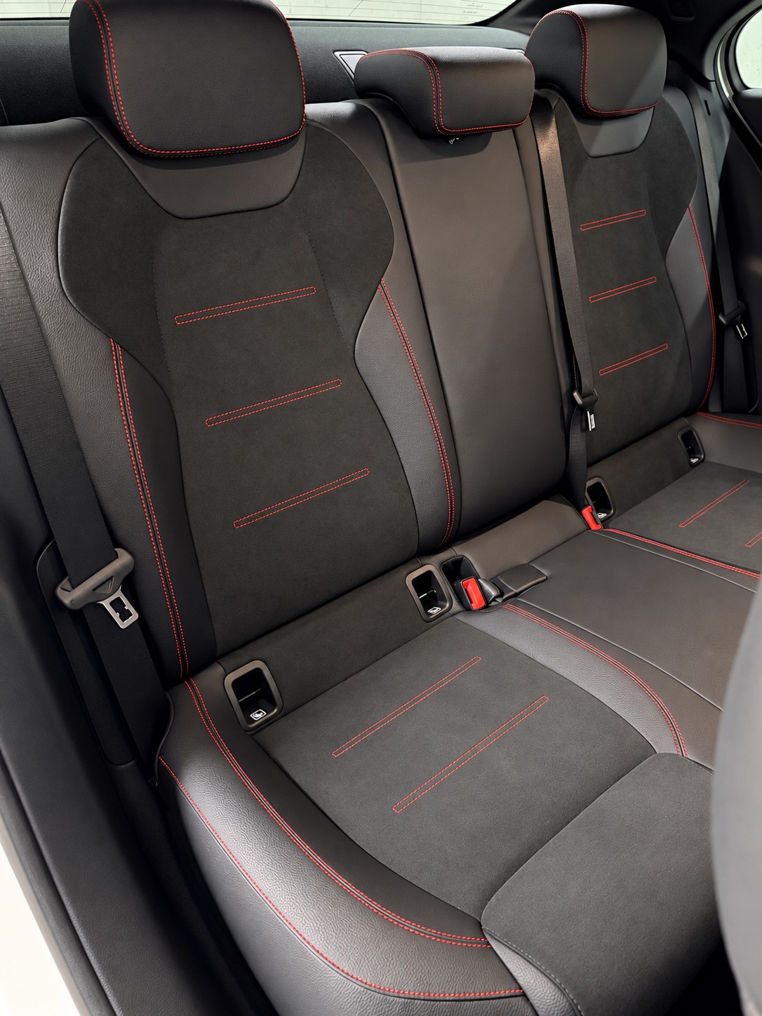 MERCEDES-BENZ A 220 AMG Line 7G-DCT 4Matic-image-19
