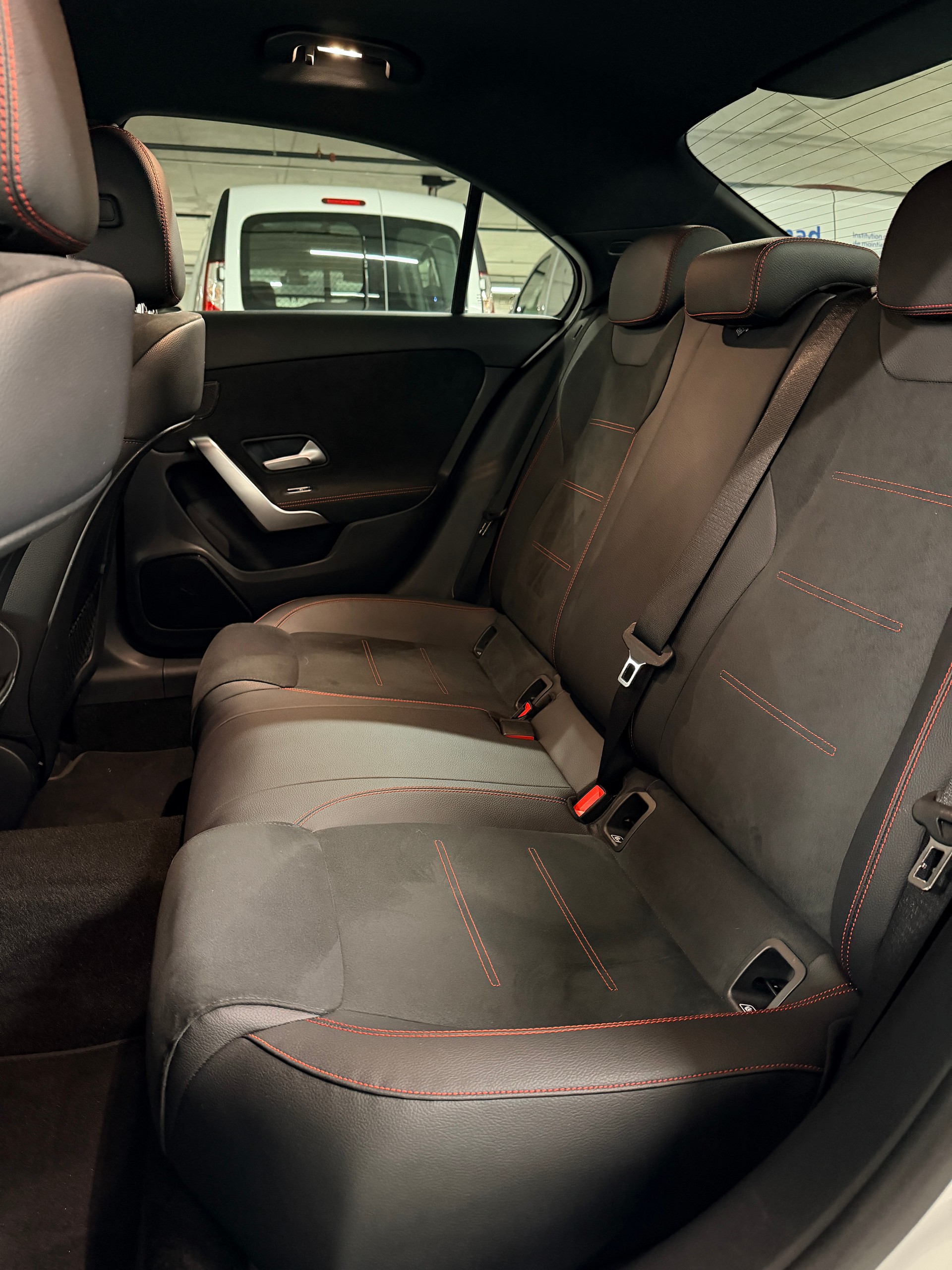 MERCEDES-BENZ A 220 AMG Line 7G-DCT 4Matic-image-14
