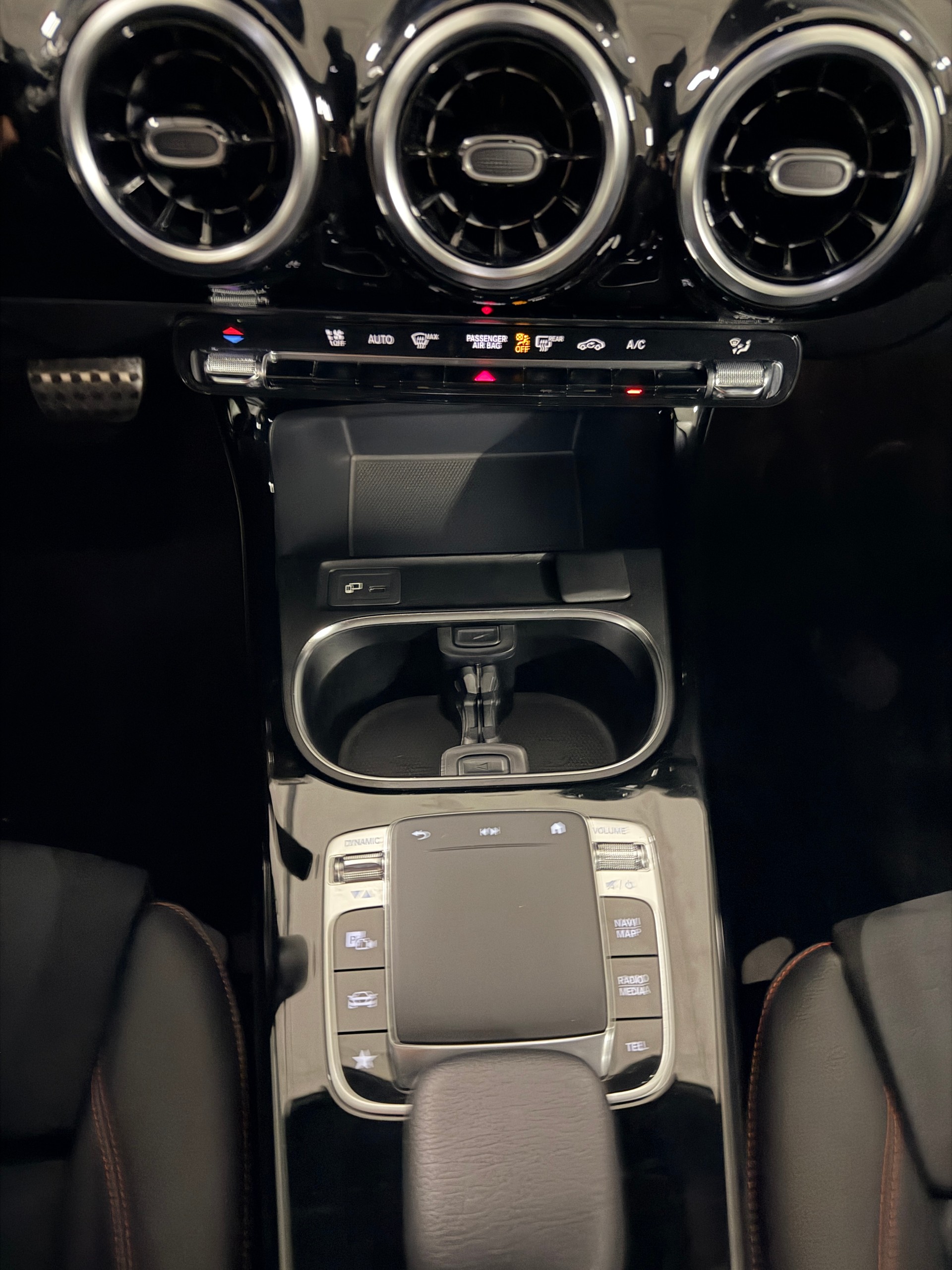 MERCEDES-BENZ A 220 AMG Line 7G-DCT 4Matic-image-11