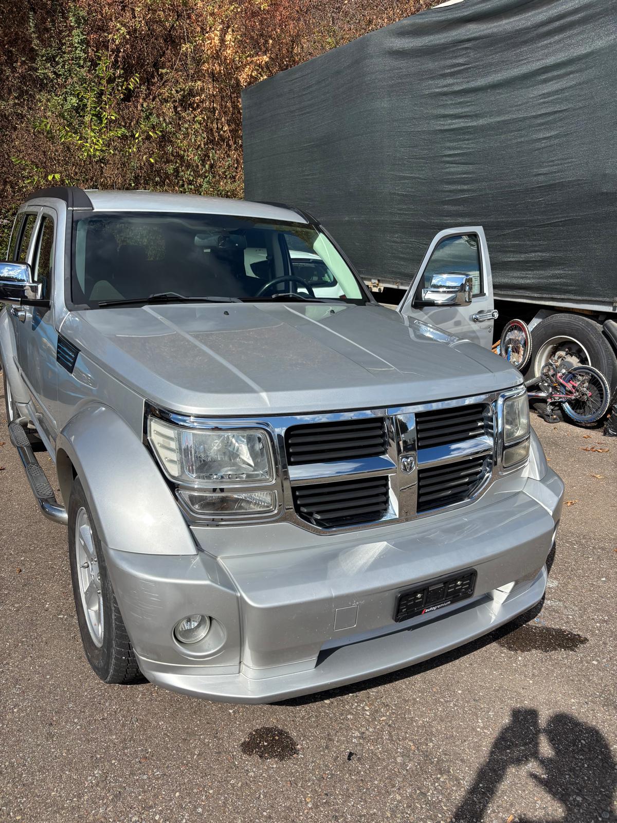 DODGE NITRO-image-0