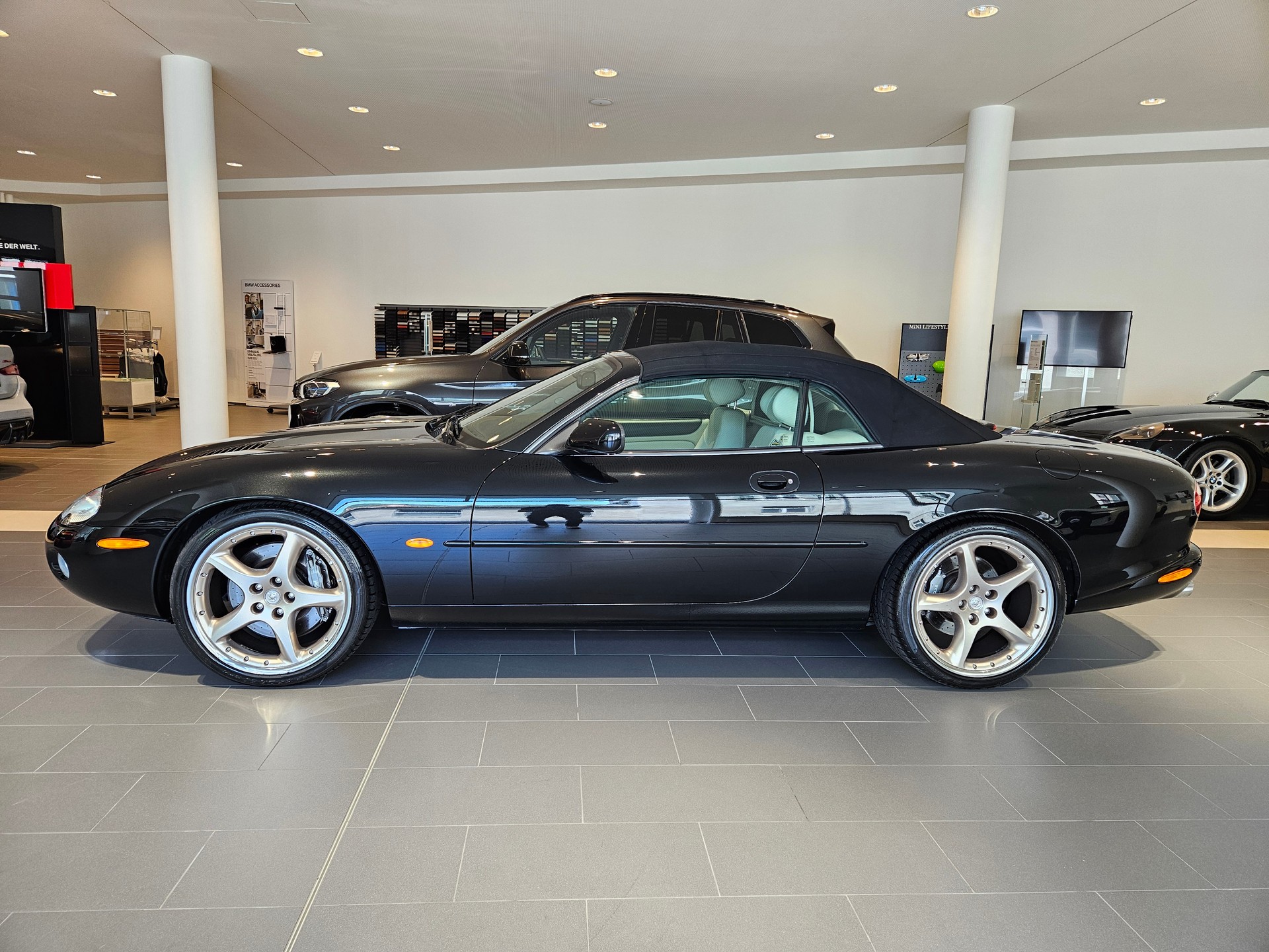 JAGUAR XKR S/C Convertible-image-11