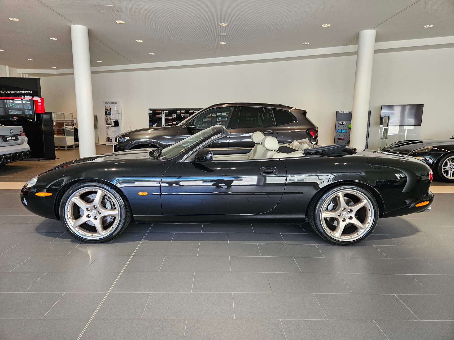 JAGUAR XKR S/C Convertible-image-4