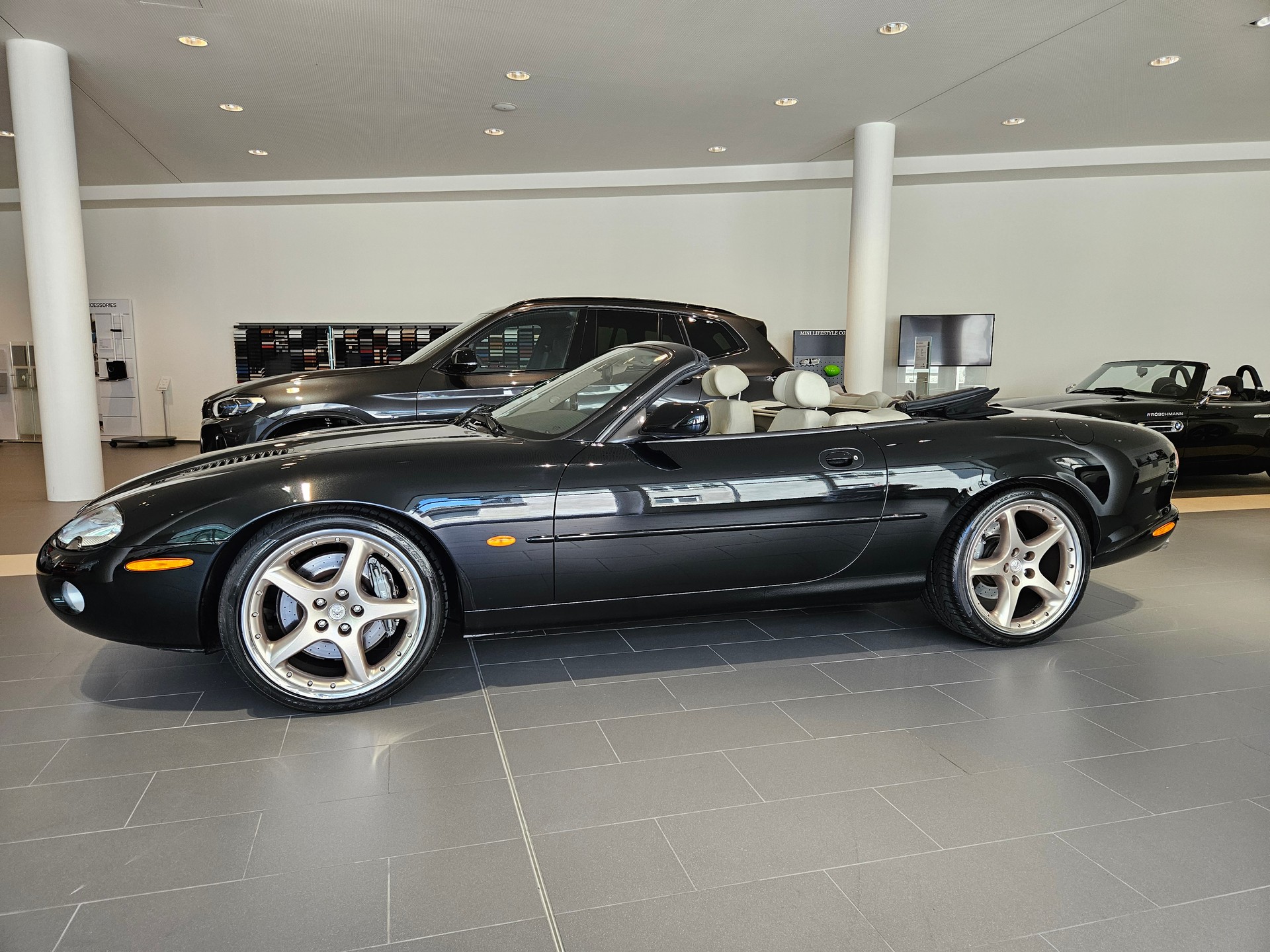 JAGUAR XKR S/C Convertible-showroom-element-3