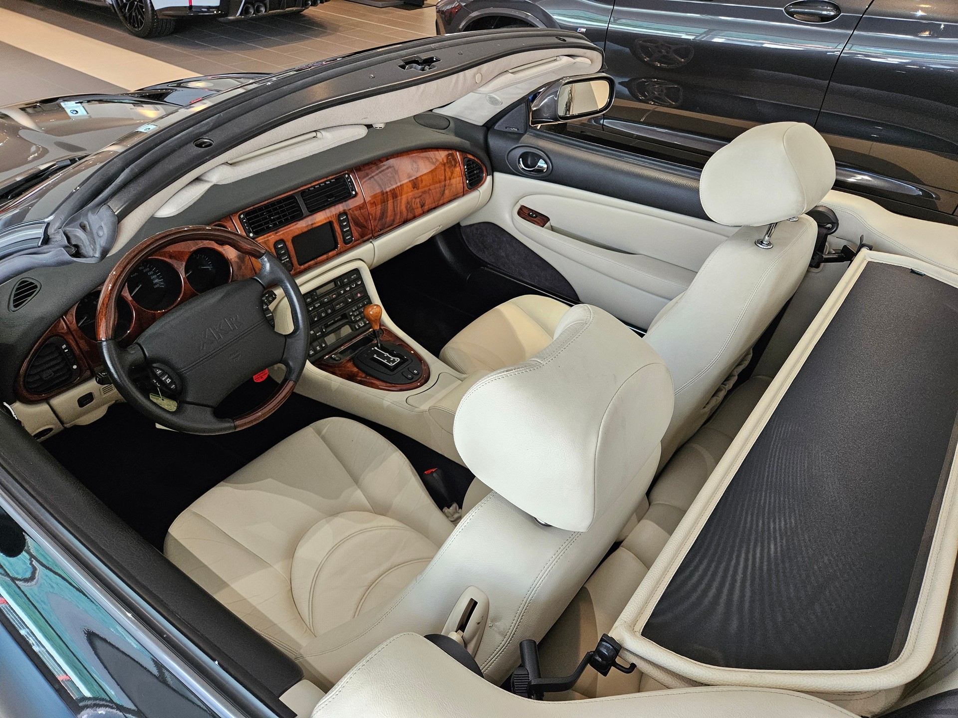 JAGUAR XKR S/C Convertible-image-19