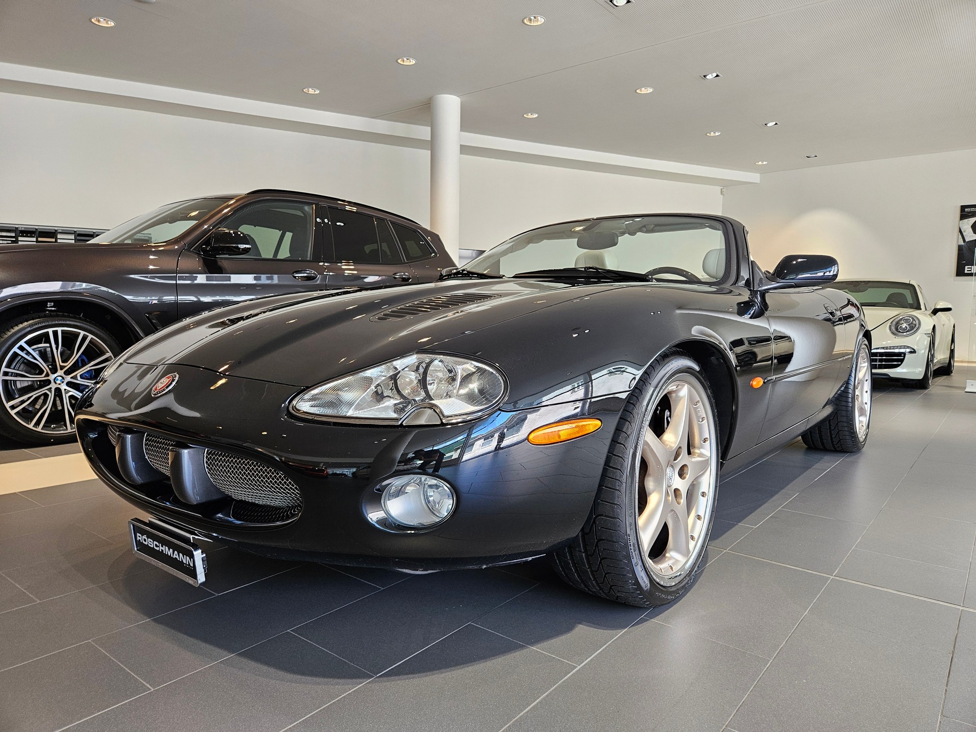 JAGUAR XKR S/C Convertible-showroom-element-2
