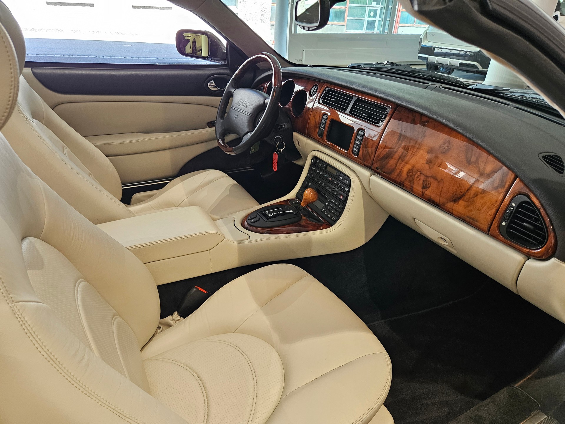 JAGUAR XKR S/C Convertible-image-18