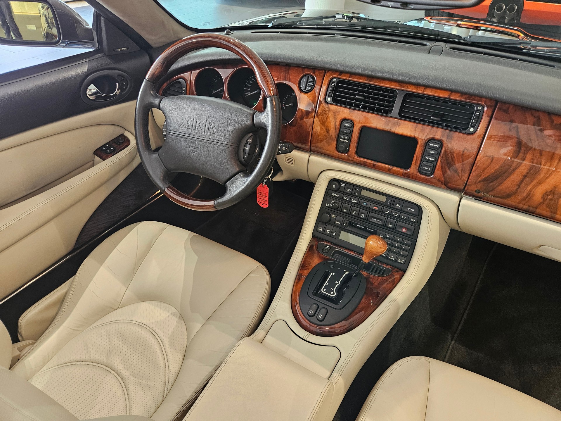 JAGUAR XKR S/C Convertible-image-17