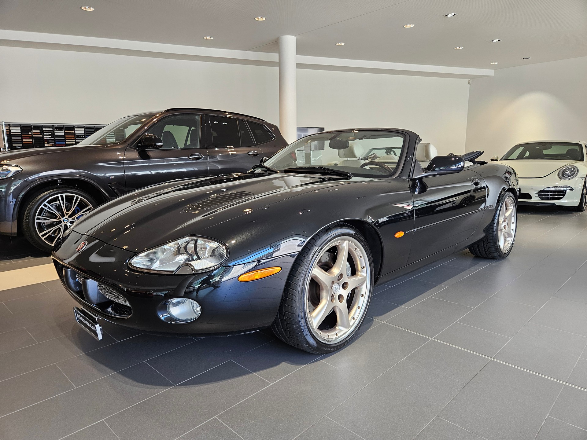 JAGUAR XKR S/C Convertible-showroom-element-1
