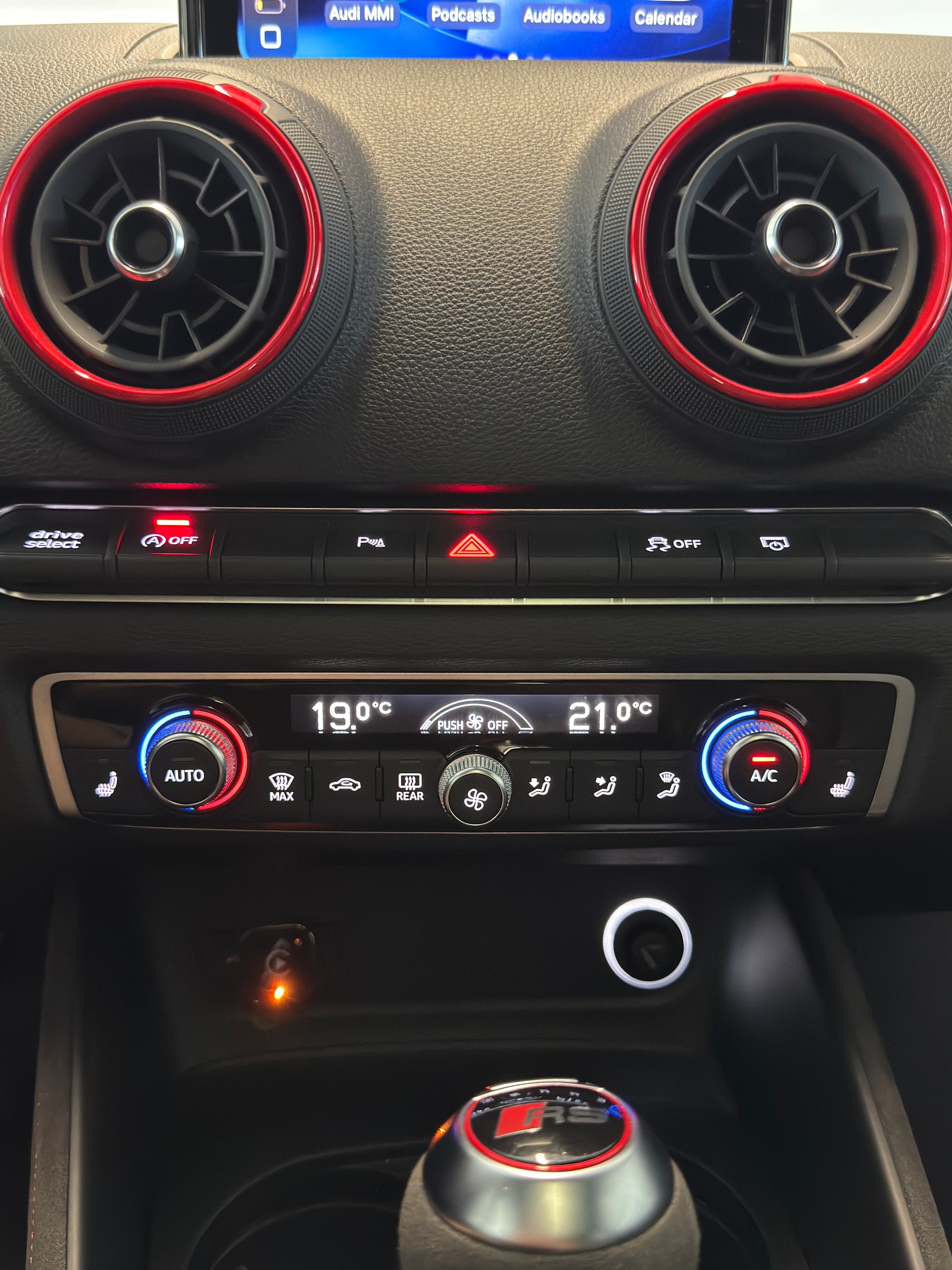 AUDI AUDI RS3 Limousine Black Edition | Akrapovic | APR | Panorama | Keramikversiegelt-image-16
