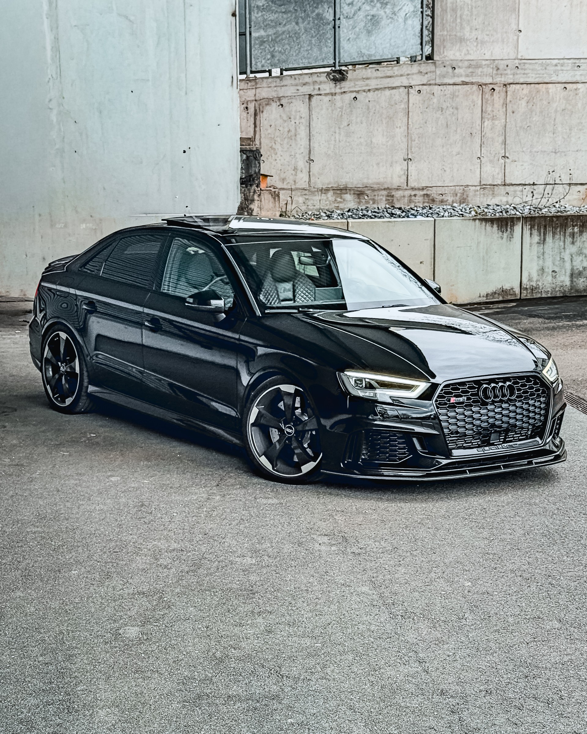 AUDI AUDI RS3 Limousine Black Edition | Akrapovic | APR | Panorama | Keramikversiegelt-image-0
