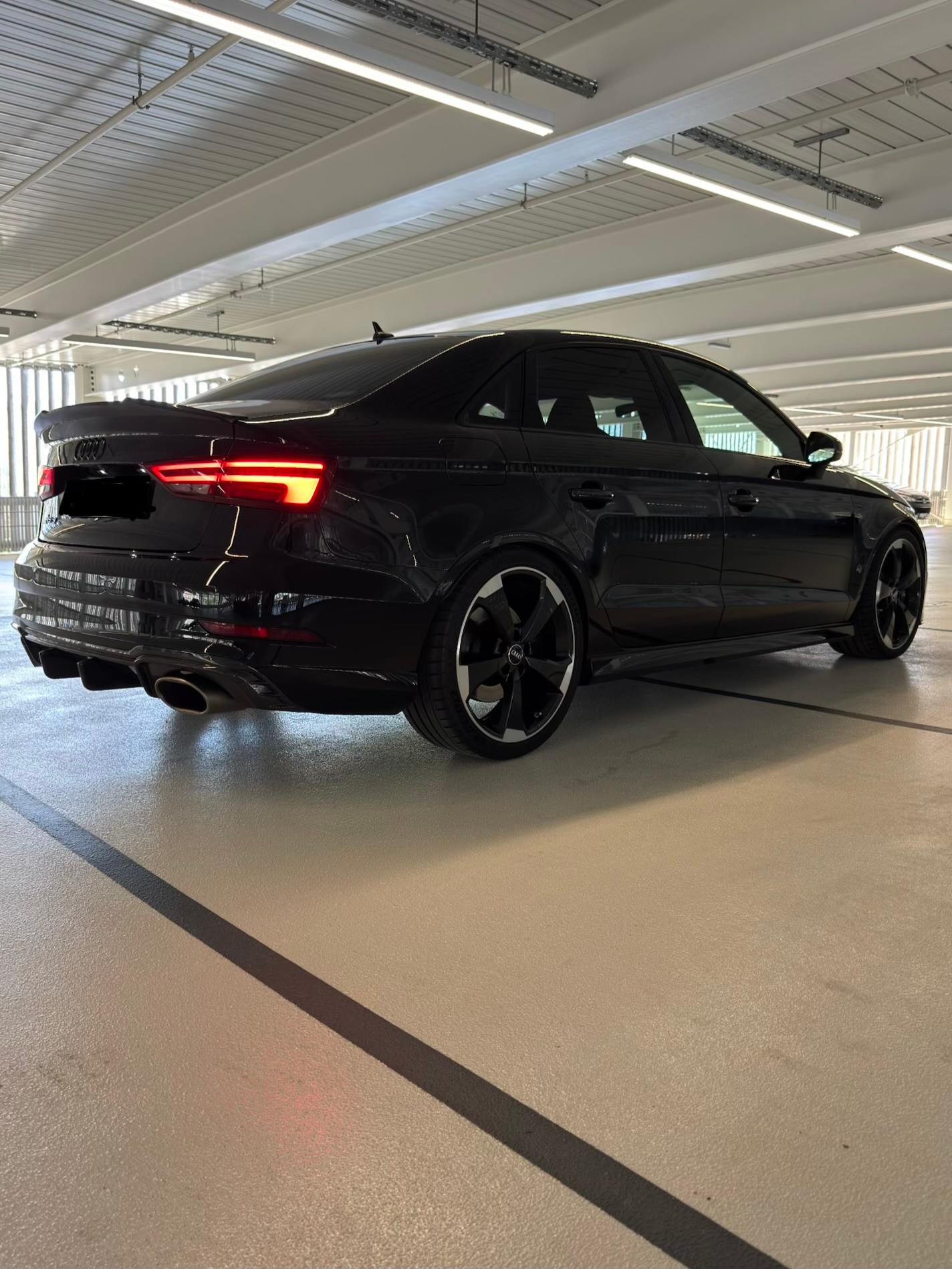 AUDI AUDI RS3 Limousine Black Edition | Akrapovic | APR | Panorama | Keramikversiegelt-image-4