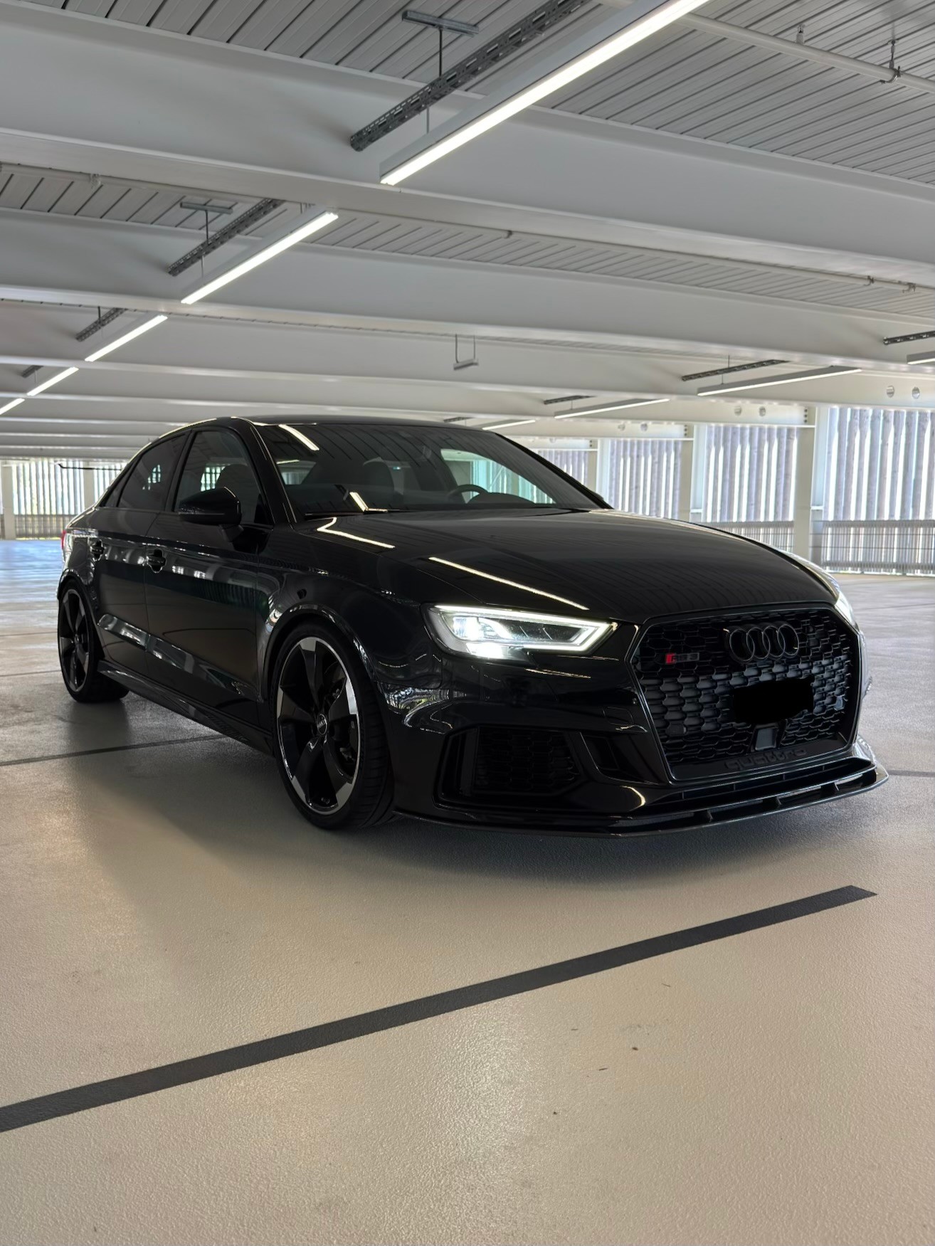 AUDI AUDI RS3 Limousine Black Edition | Akrapovic | APR | Panorama | Keramikversiegelt-image-1