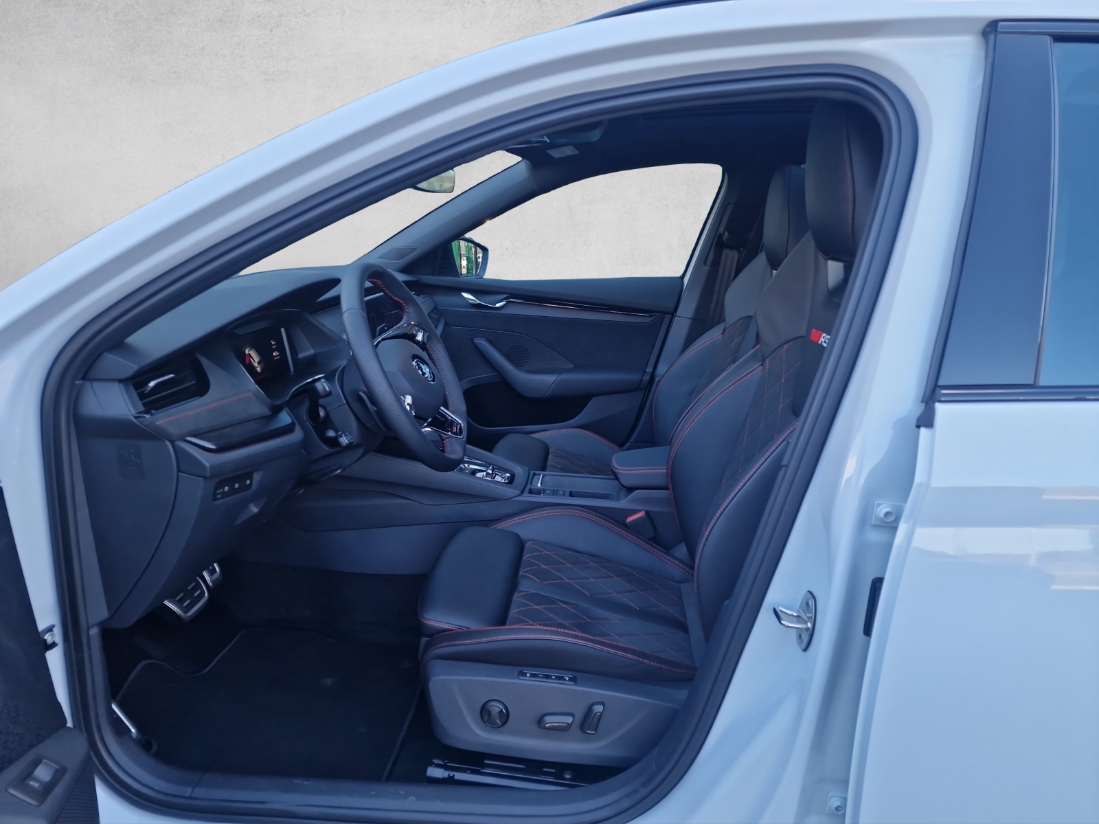 SKODA Octavia Combi 2.0 TSI DSG RS-image-5