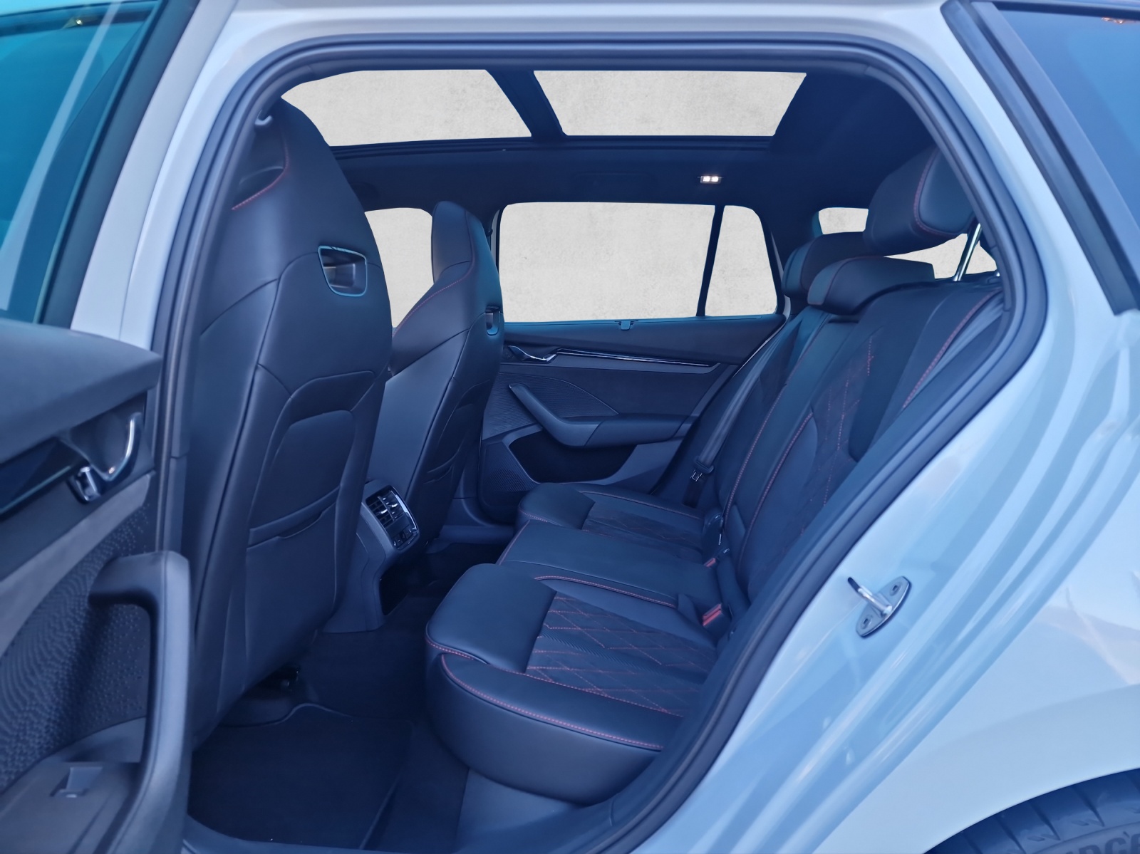 SKODA Octavia Combi 2.0 TSI DSG RS-image-6