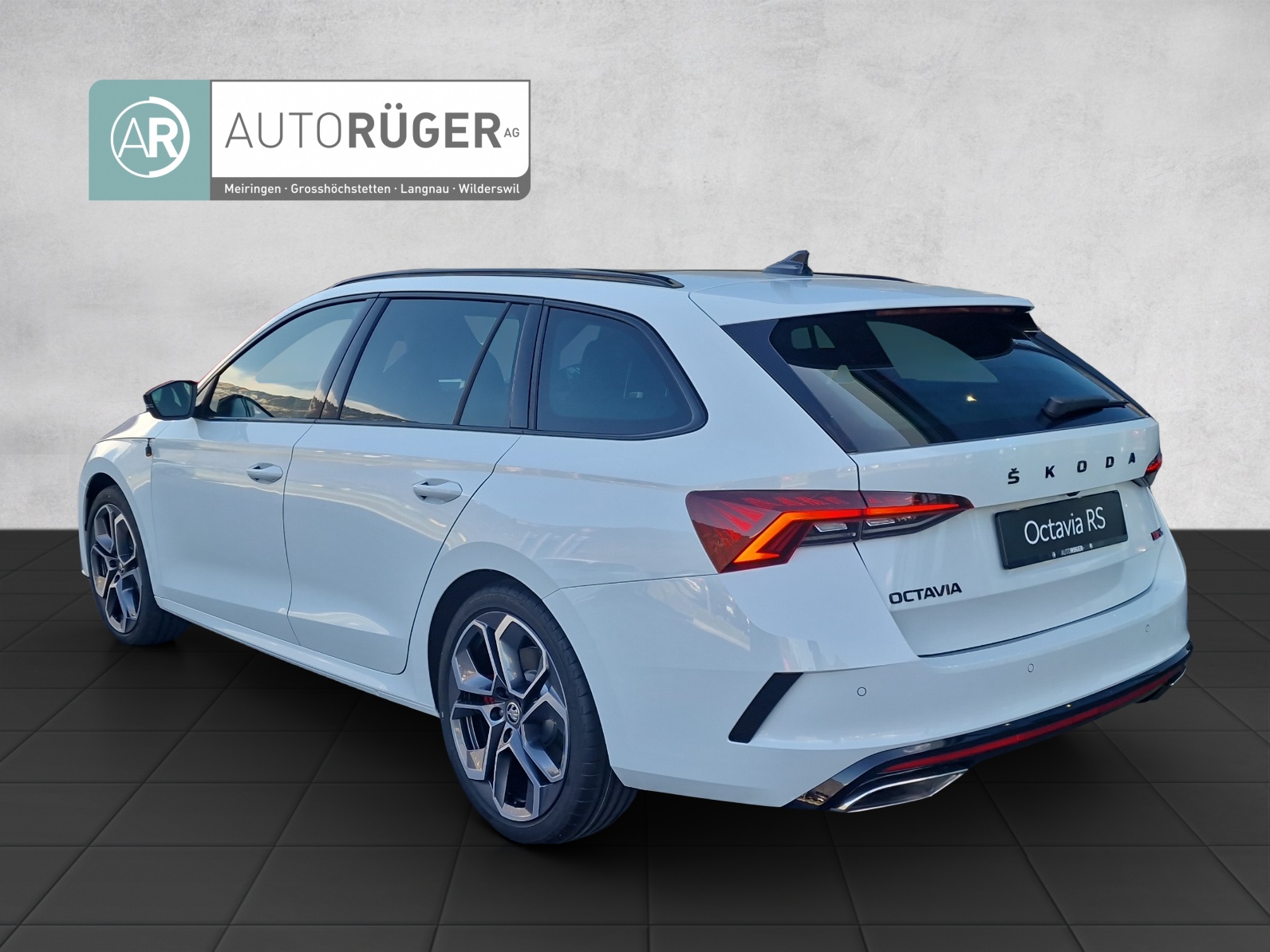 SKODA Octavia Combi 2.0 TSI DSG RS-image-3