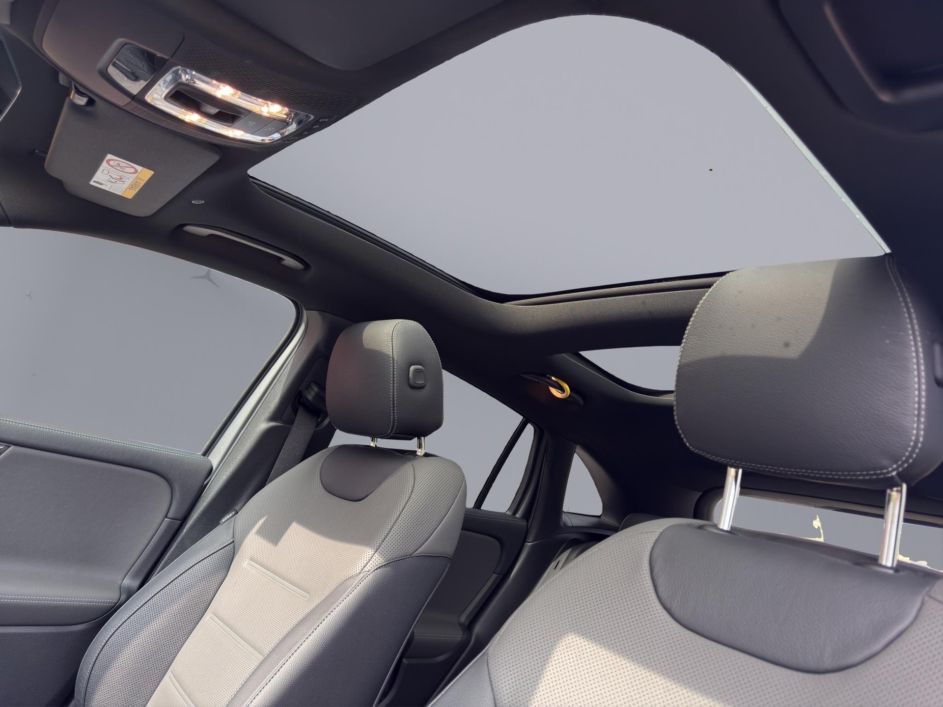 MERCEDES-BENZ GLA 45 S AMG 4matic+-image-18