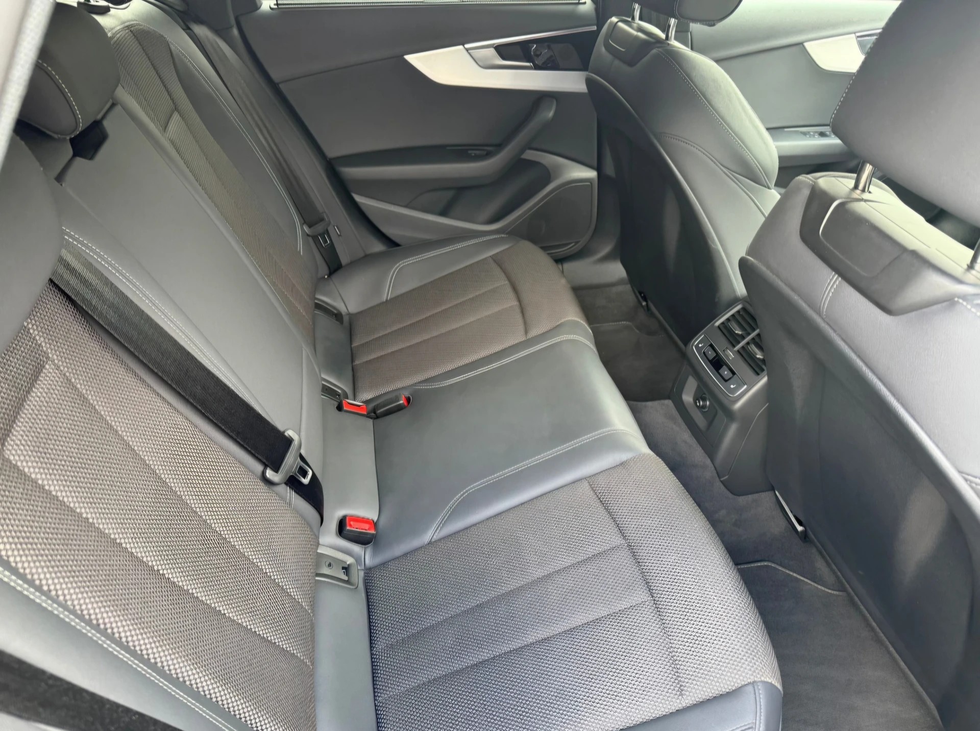 AUDI 40 TFSI S line competition S-tronic quattro-image-11