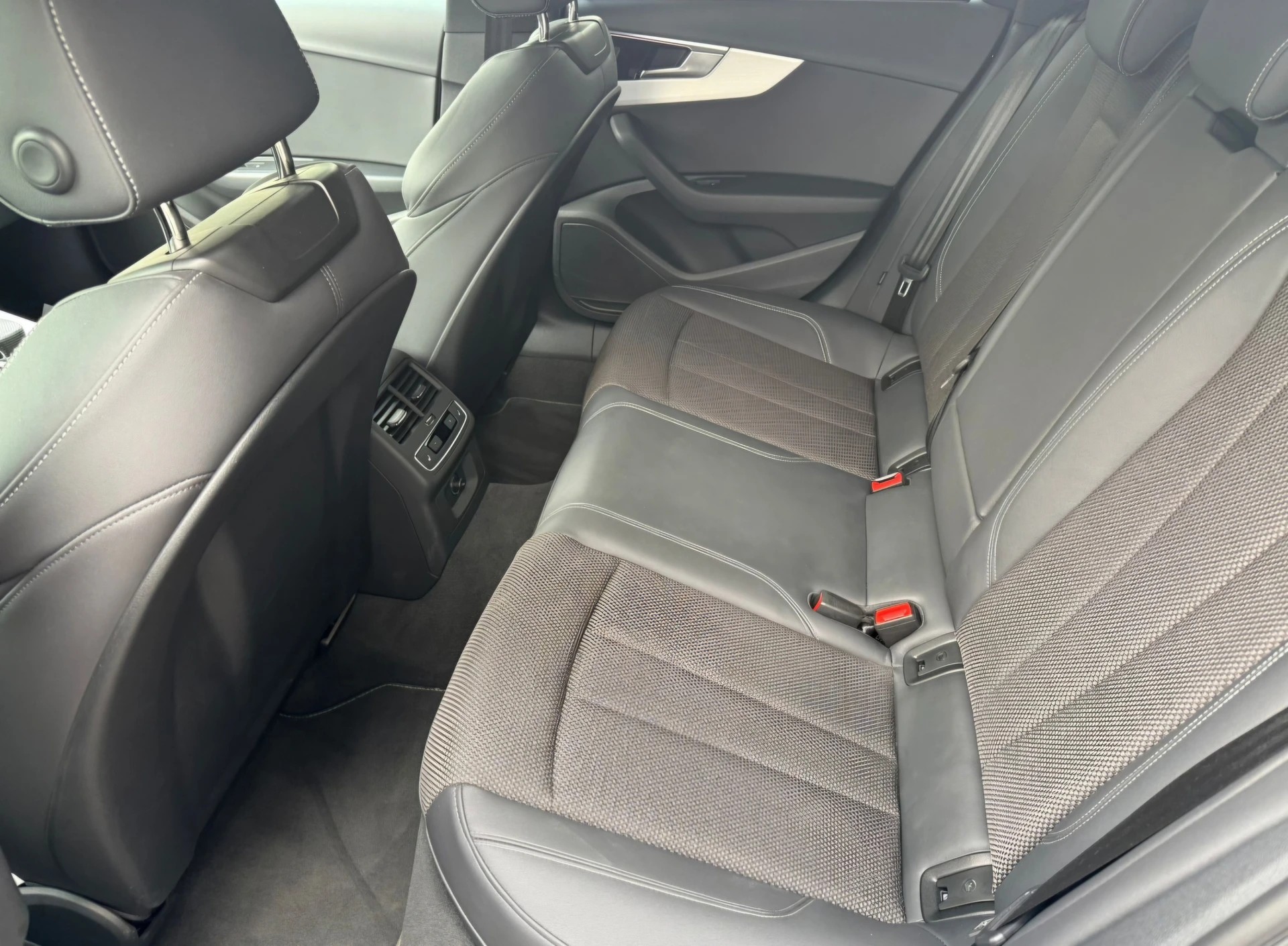 AUDI 40 TFSI S line competition S-tronic quattro-image-10
