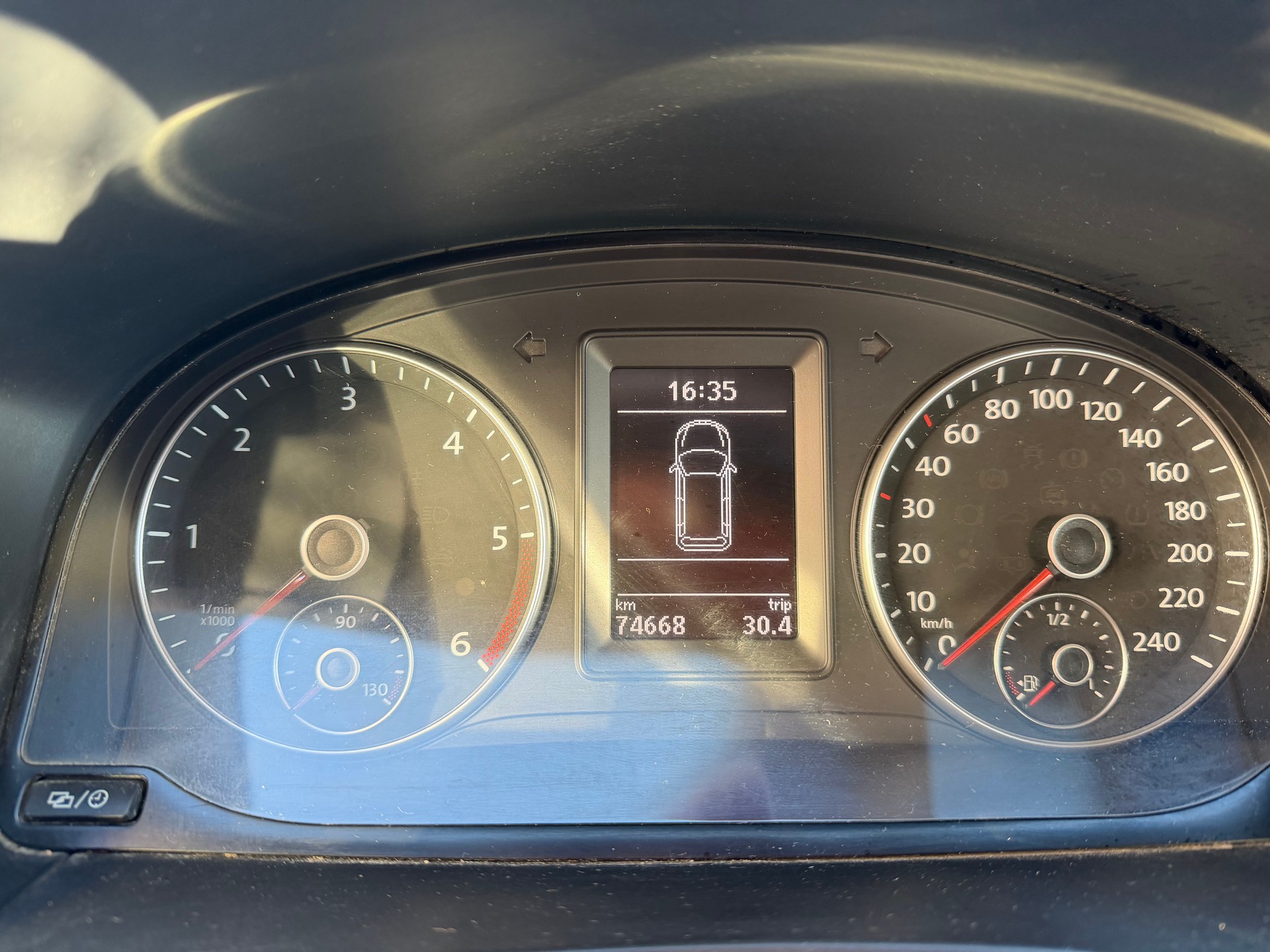 VW Caddy 2.0TDI 4Motion BlueMotion Technology-image-15