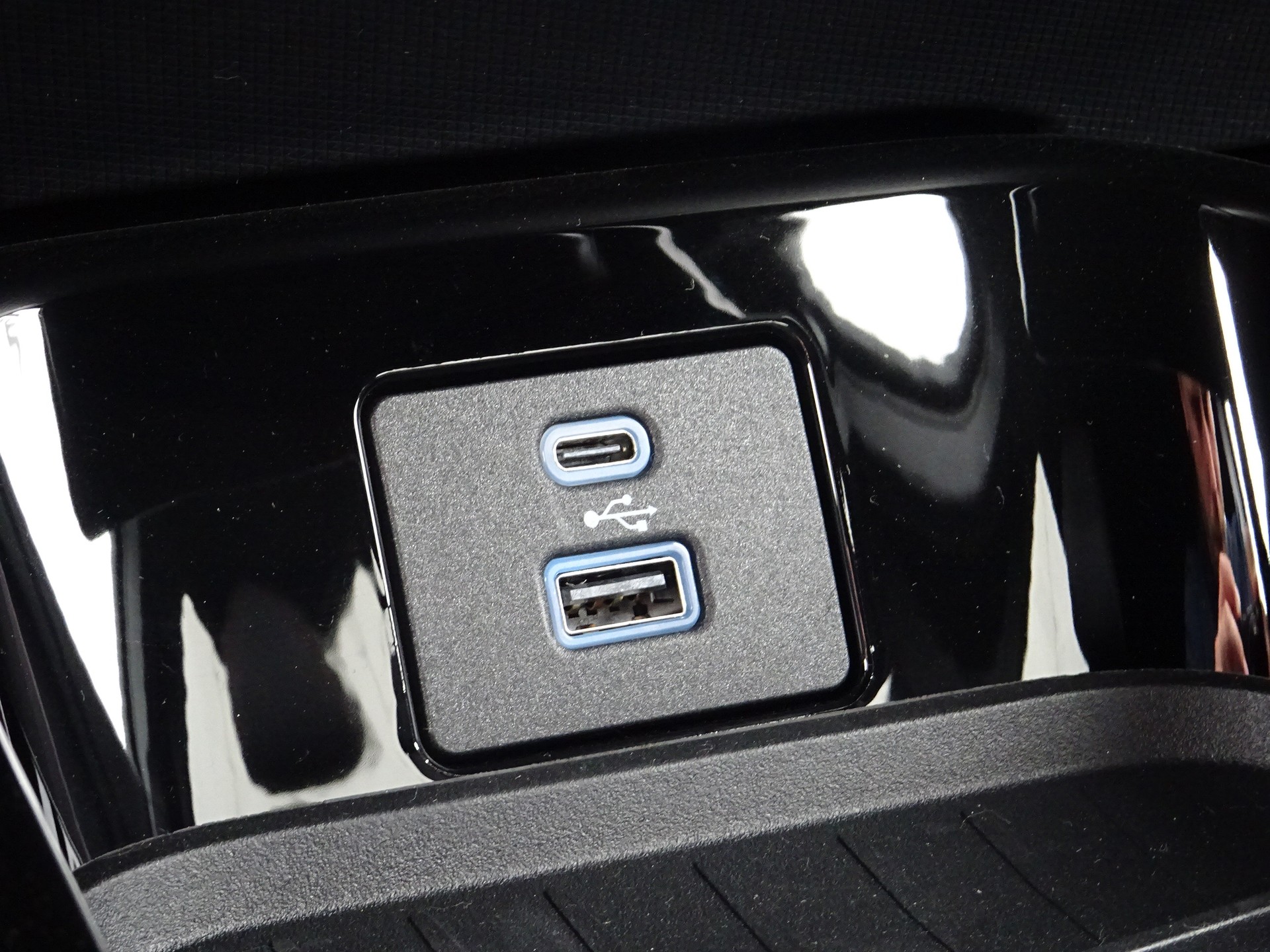 FORD Mustang Mach-E Extended AWD-image-10