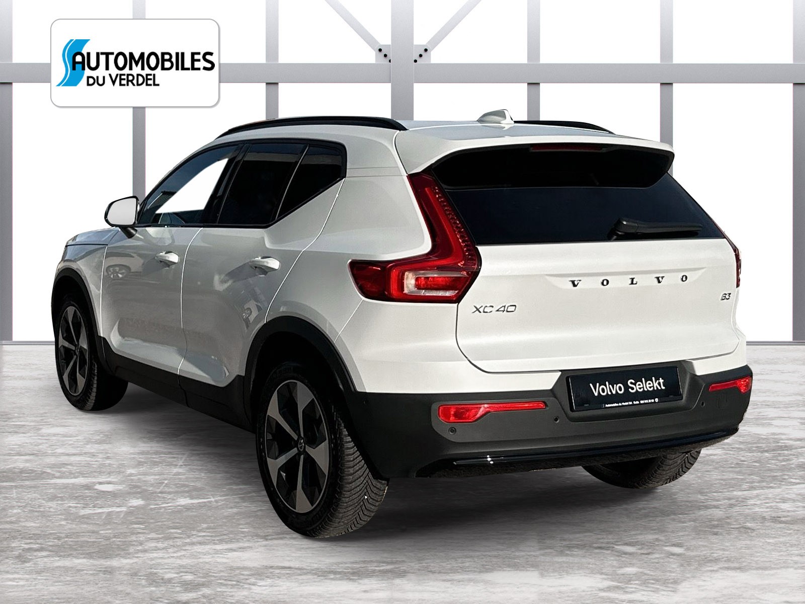 VOLVO XC40 2.0 B3 MH Plus Dark-image-2