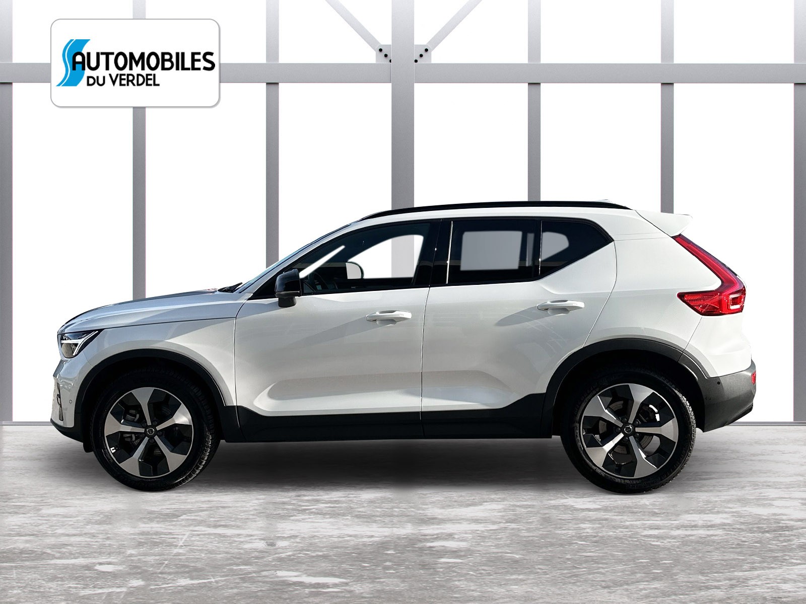 VOLVO XC40 2.0 B3 MH Plus Dark-image-1