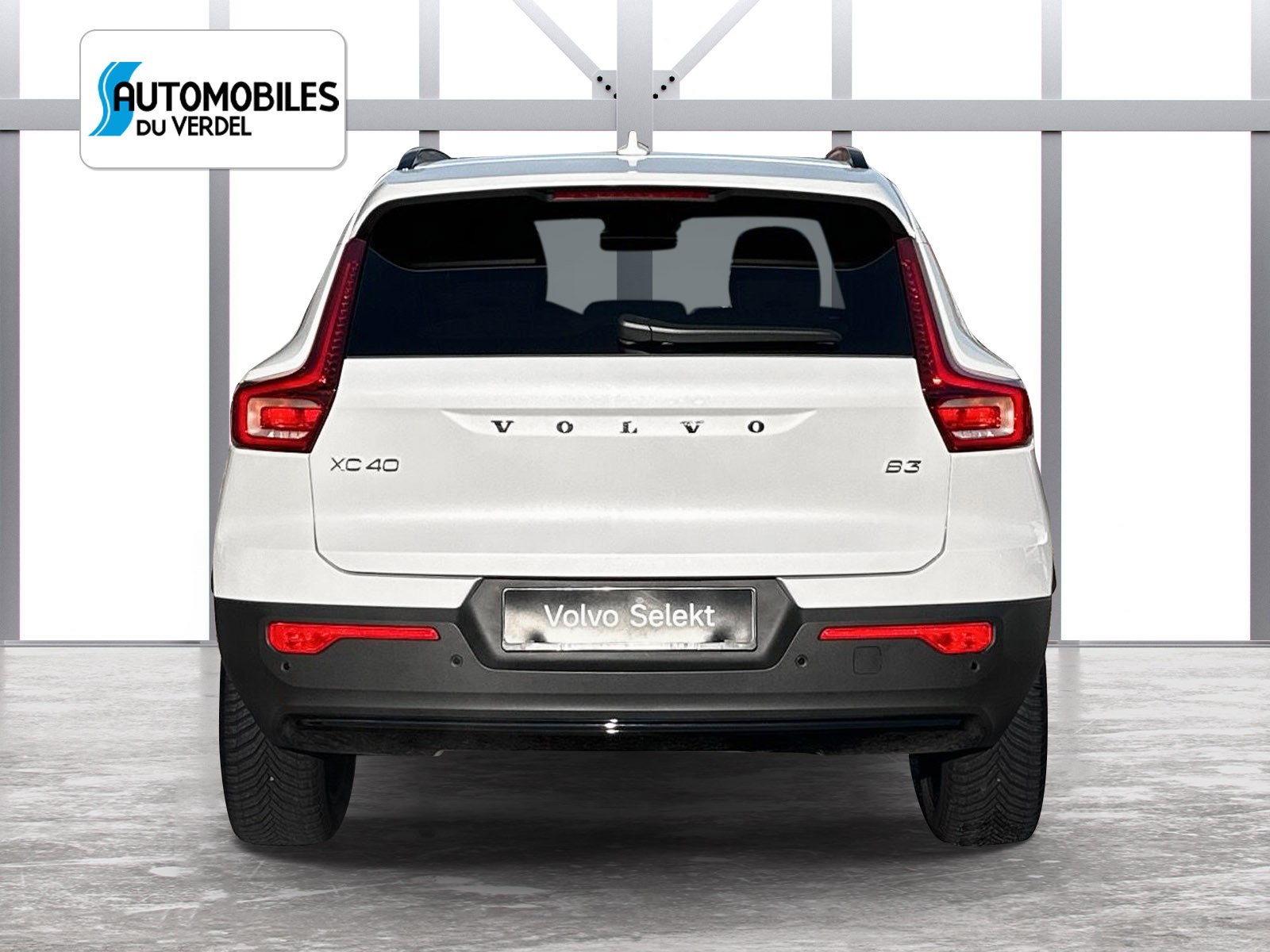 VOLVO XC40 2.0 B3 MH Plus Dark-image-3