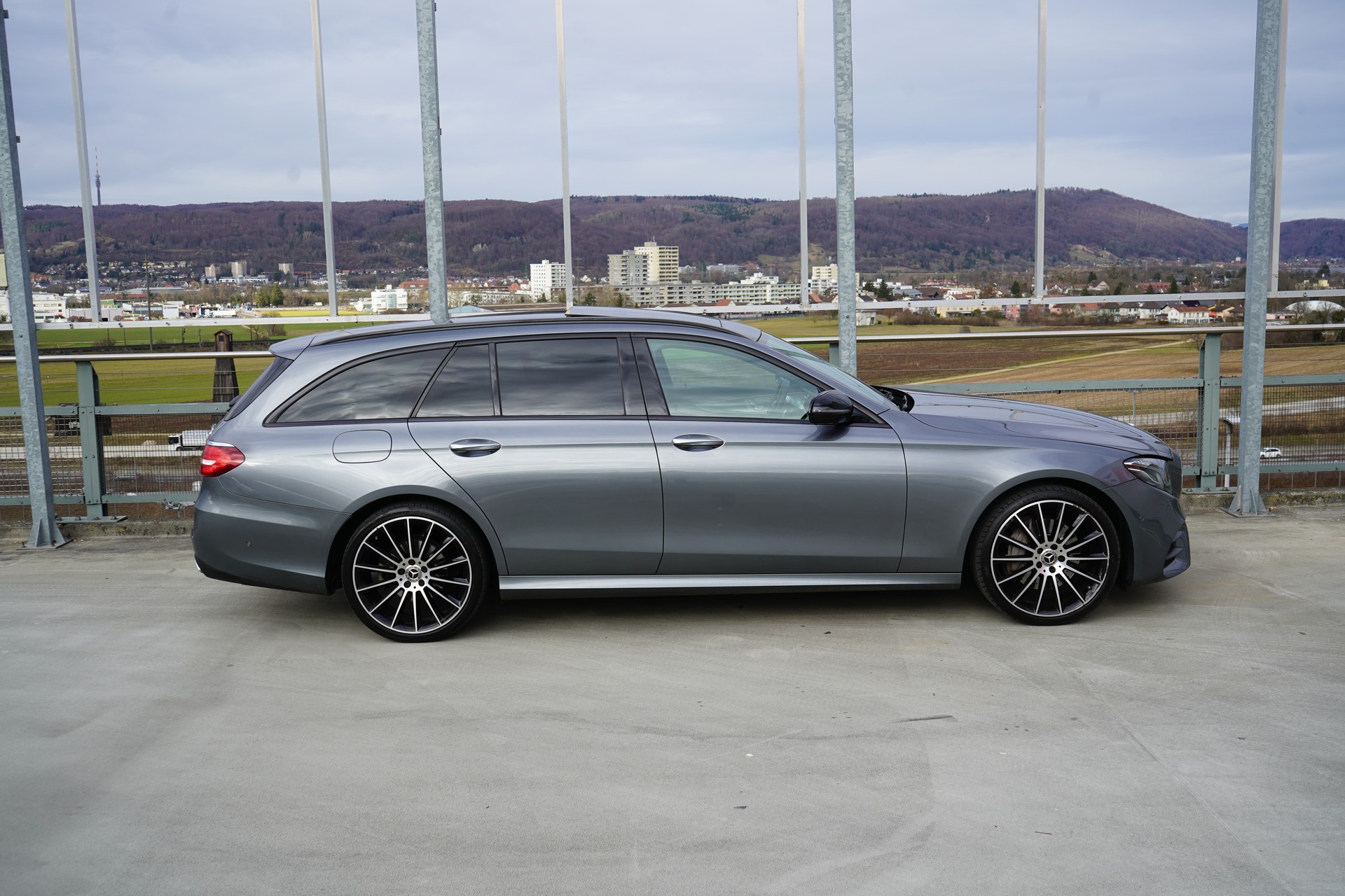 MERCEDES-BENZ E 220 d AMG LINE NIGHT 4MATIC 9G-TRONIC l 194 PS-image-2