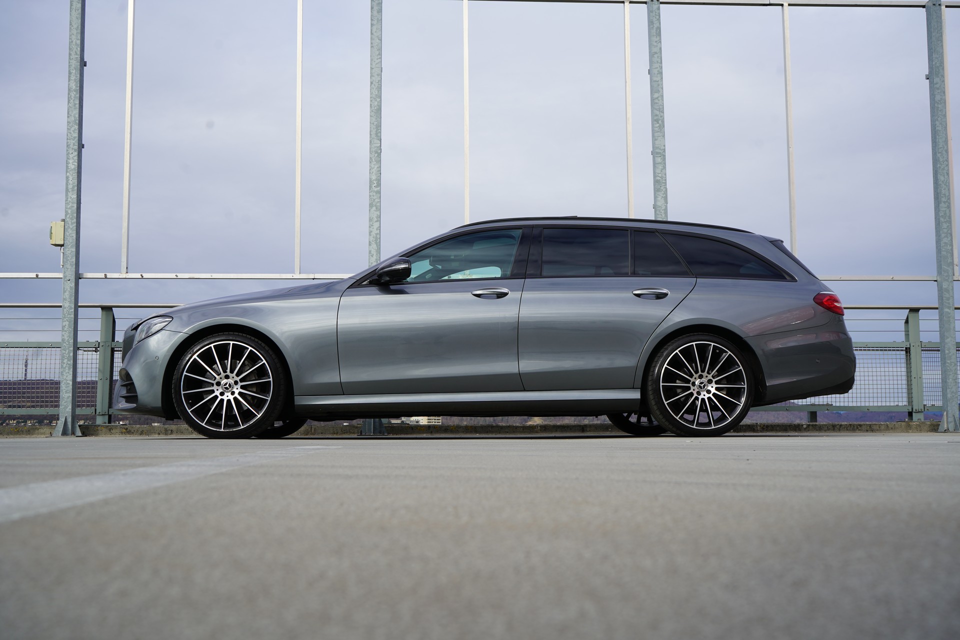 MERCEDES-BENZ E 220 d AMG LINE NIGHT 4MATIC 9G-TRONIC l 194 PS-image-1
