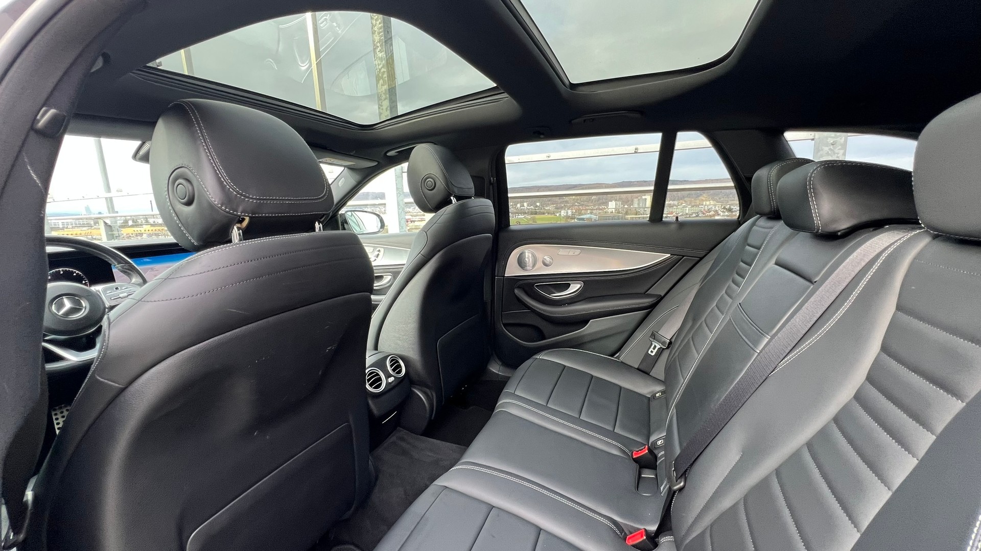 MERCEDES-BENZ E 220 d AMG LINE NIGHT 4MATIC 9G-TRONIC l 194 PS-image-24
