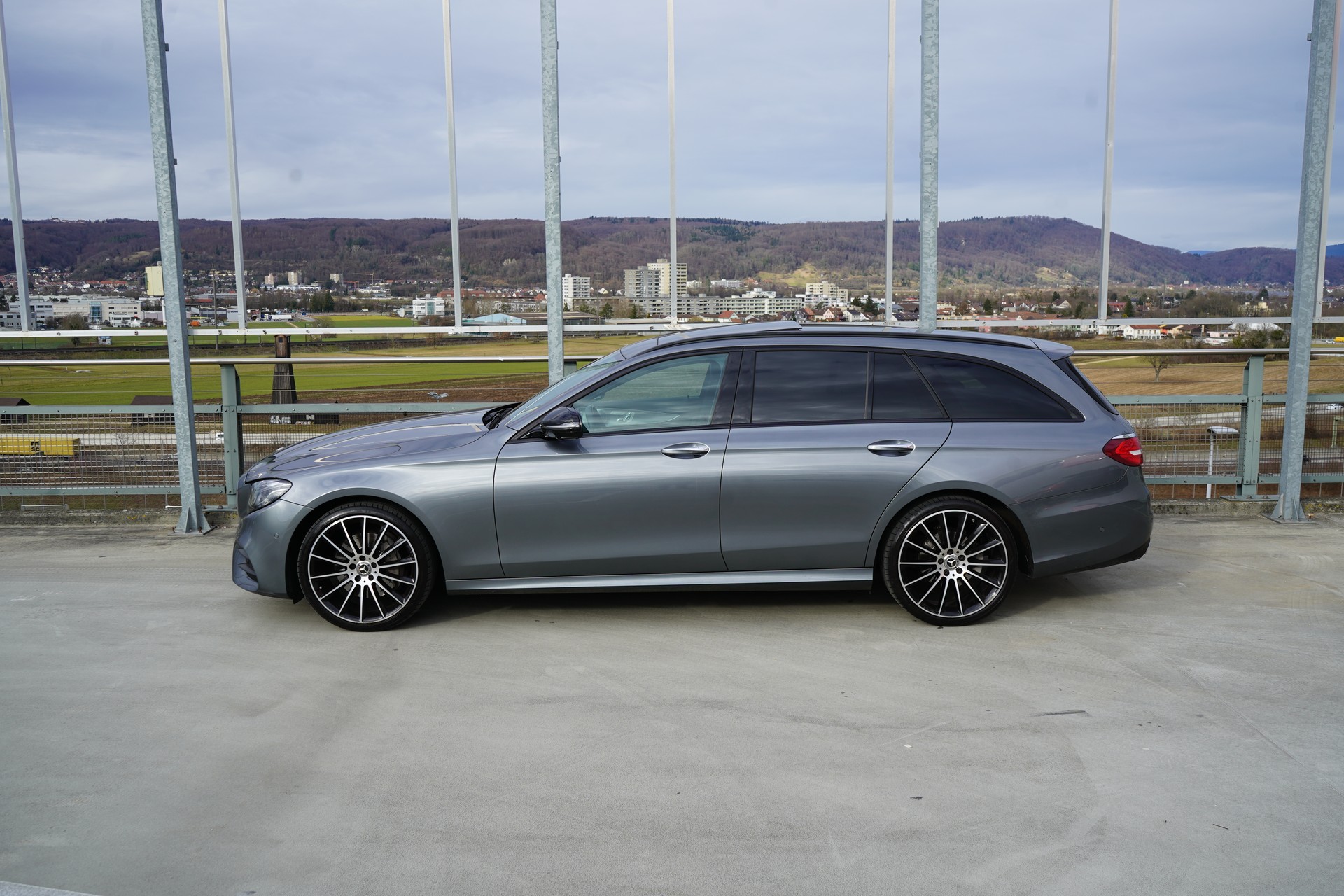 MERCEDES-BENZ E 220 d AMG LINE NIGHT 4MATIC 9G-TRONIC l 194 PS-image-3