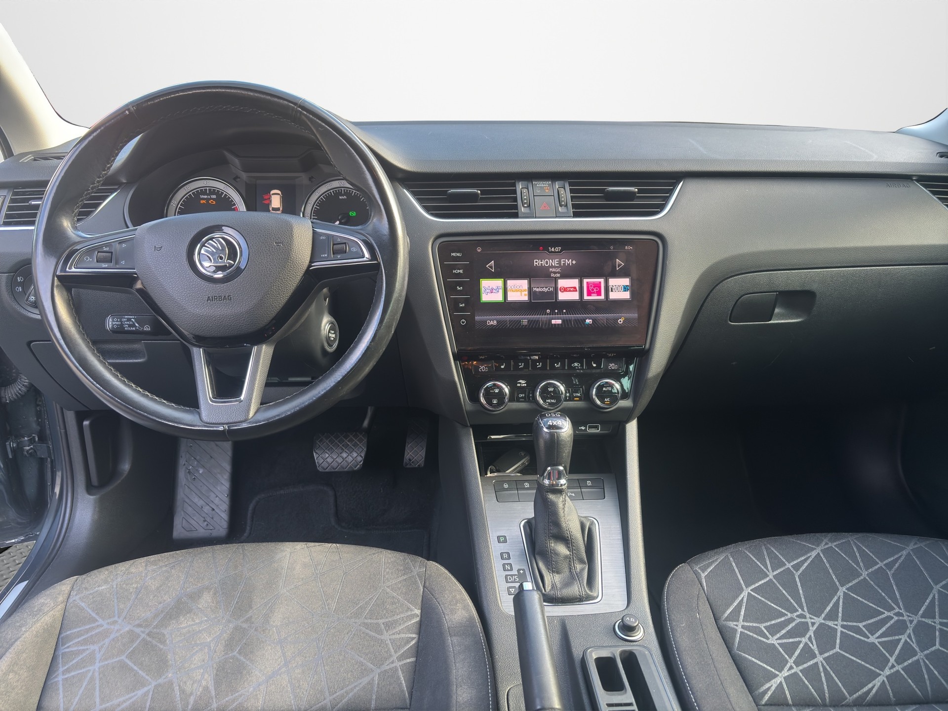 SKODA Octavia Combi 2.0 TSI Ambition 4x4 DSG-image-11