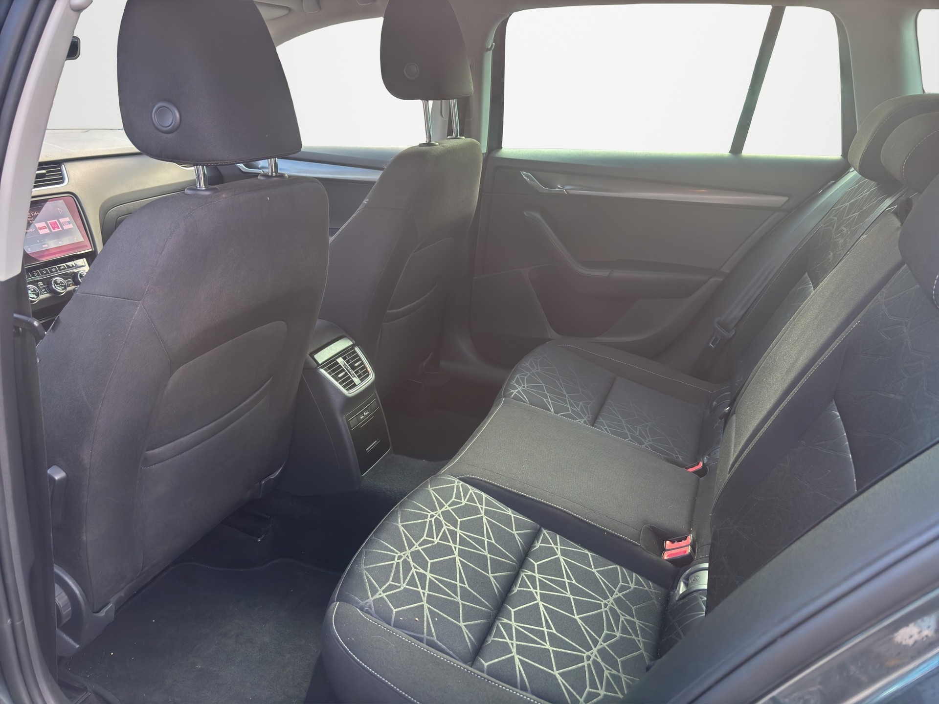SKODA Octavia Combi 2.0 TSI Ambition 4x4 DSG-image-10