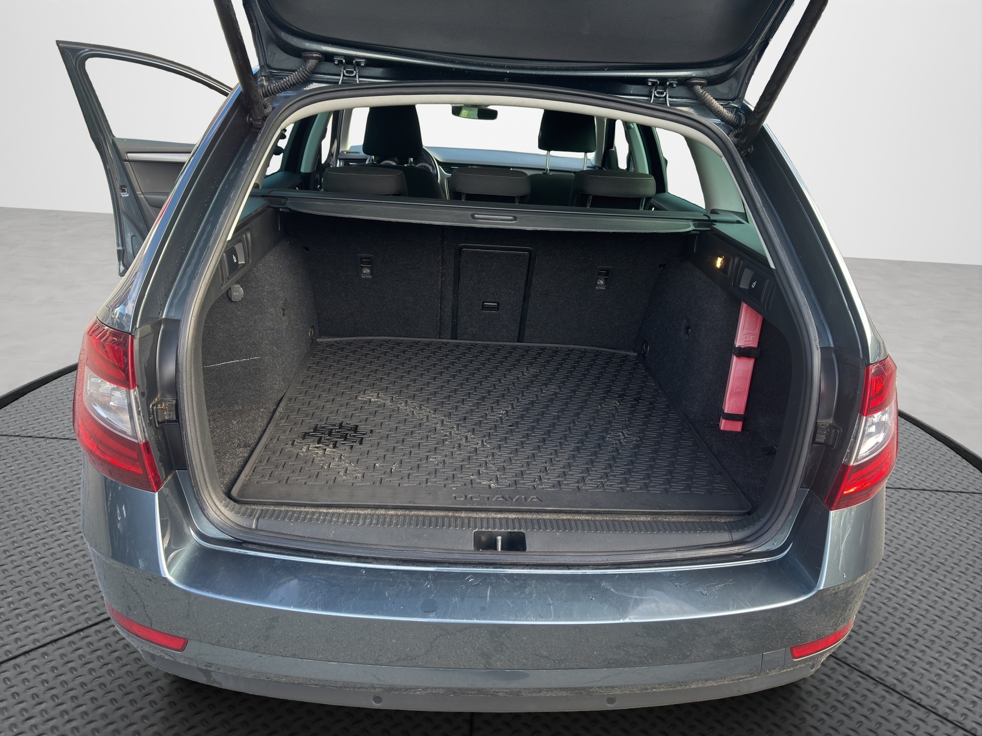 SKODA Octavia Combi 2.0 TSI Ambition 4x4 DSG-image-12
