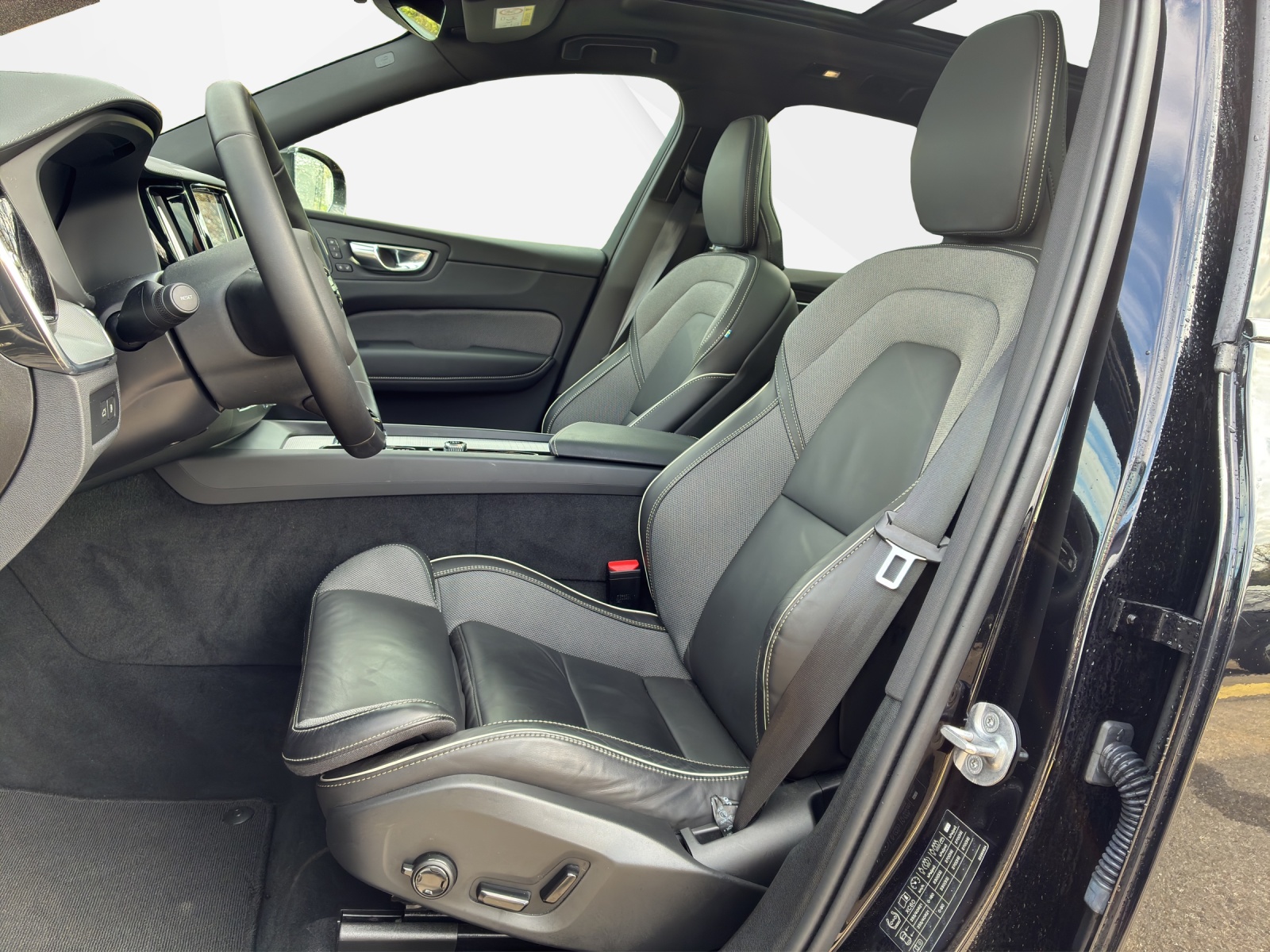 VOLVO XC60 2.0 T8 TE XCENTRIC Black Edition eAWD-image-9