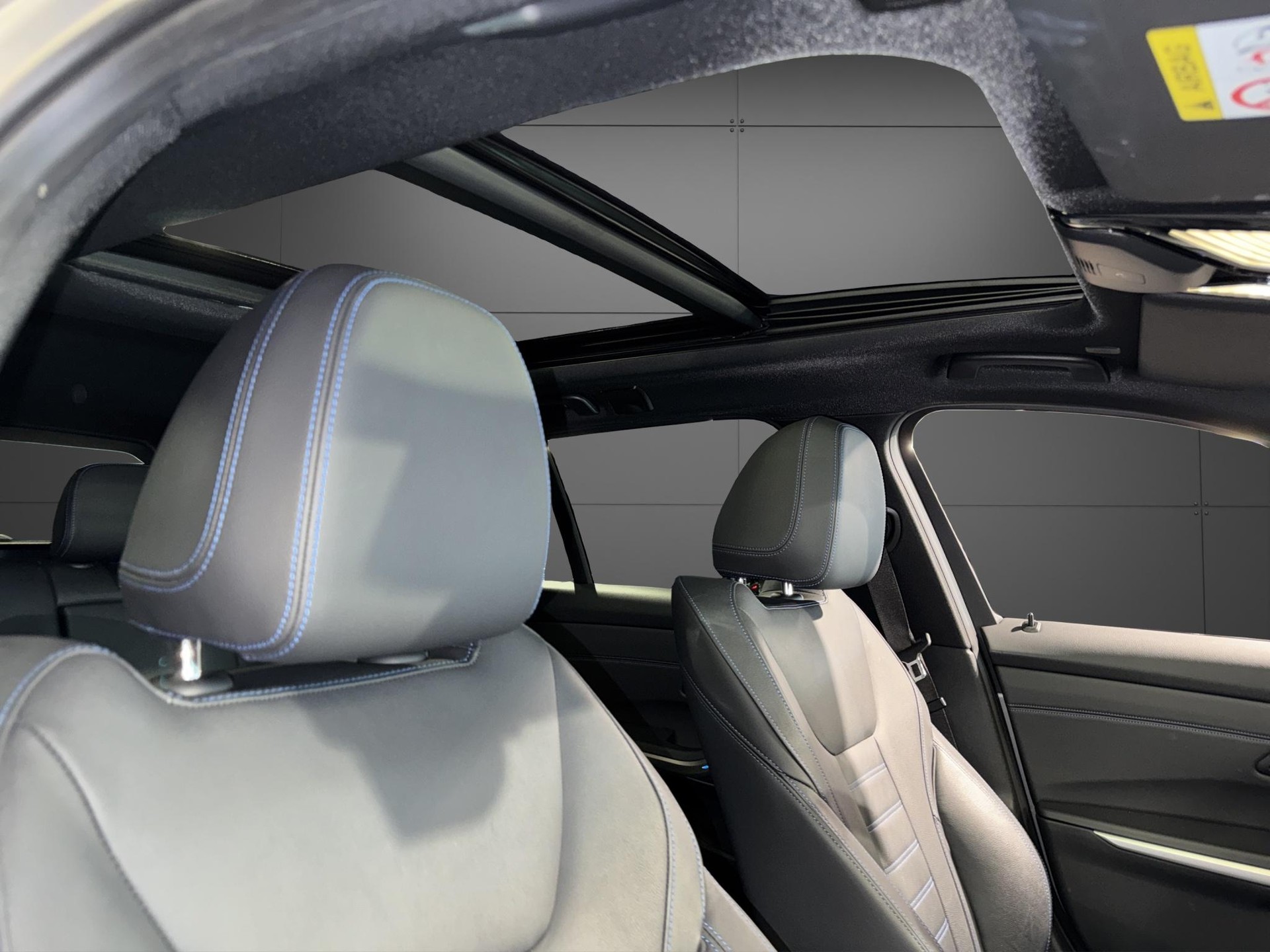 BMW 320d xDrive Touring M Sport-image-19