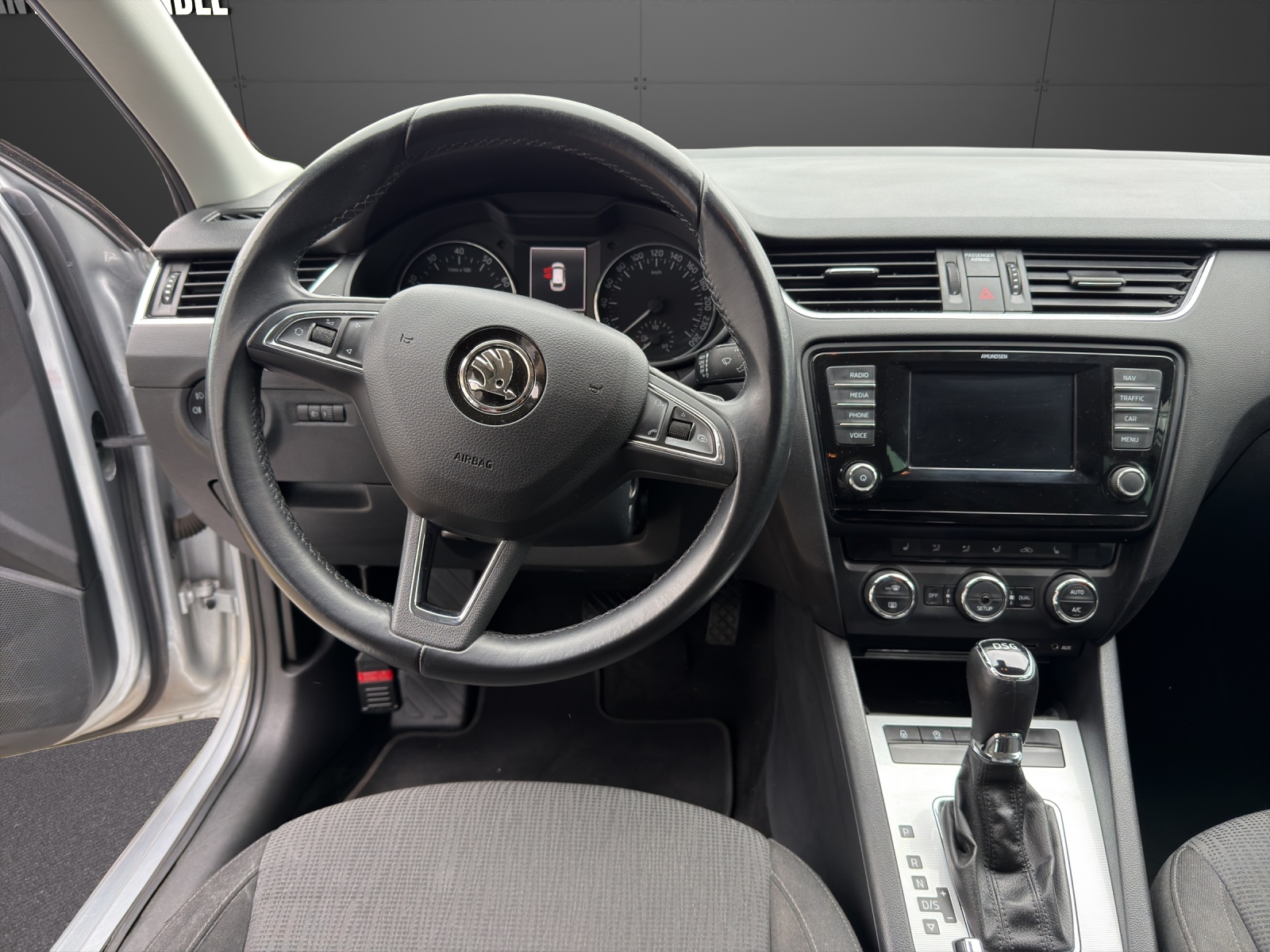 SKODA Octavia Combi 1.8 TSI Elegance DSG Stark, sparsam, geräumig-image-9