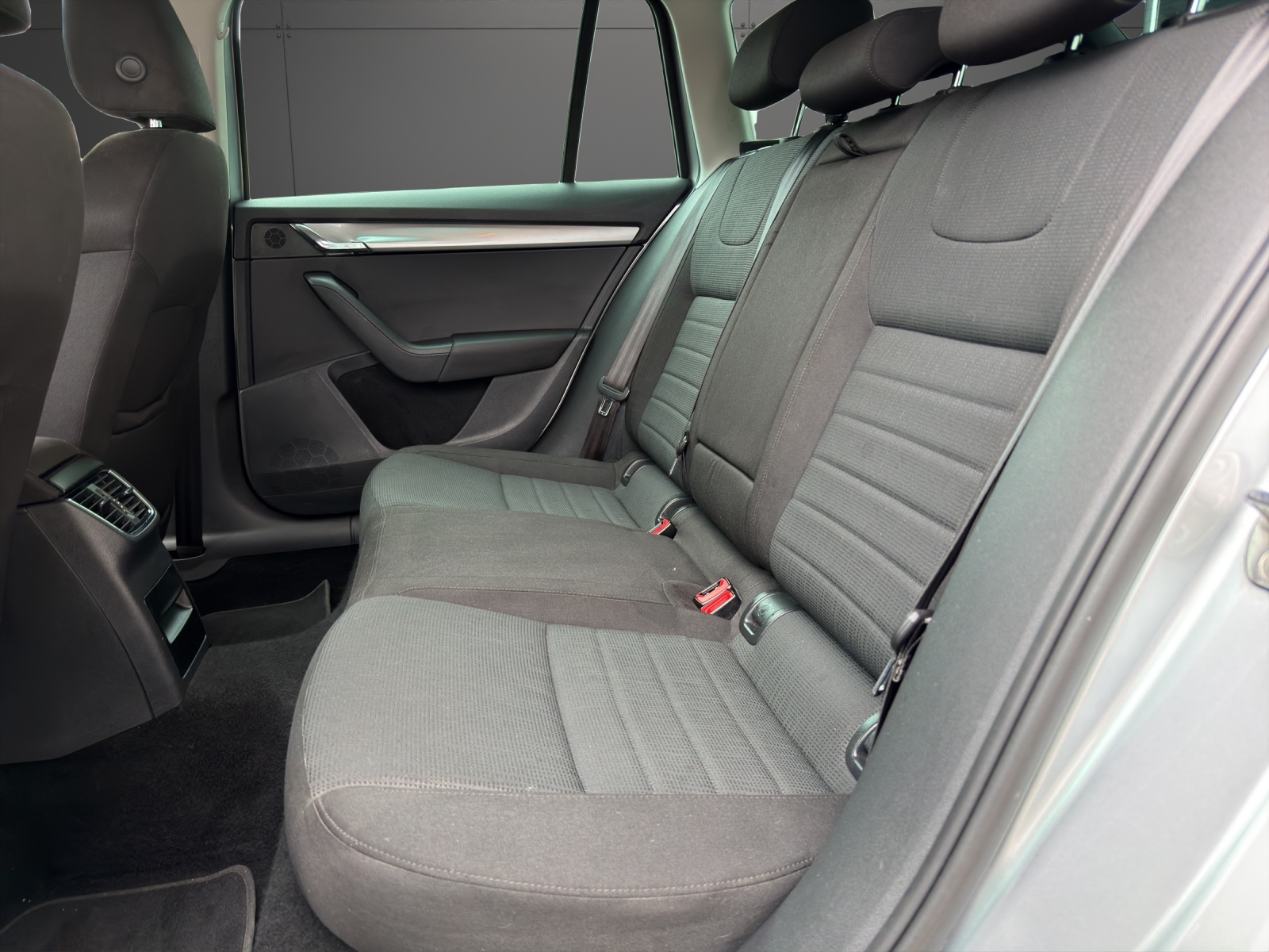 SKODA Octavia Combi 1.8 TSI Elegance DSG Stark, sparsam, geräumig-image-8