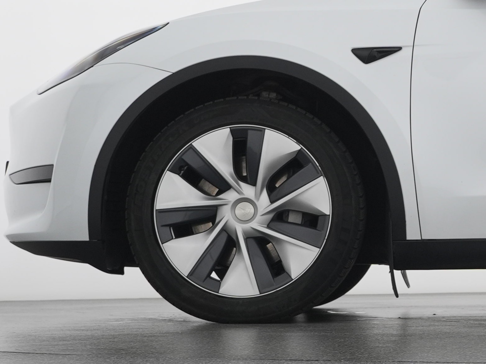 TESLA Model Y Rear-Wheel Drive-showroom-element-2
