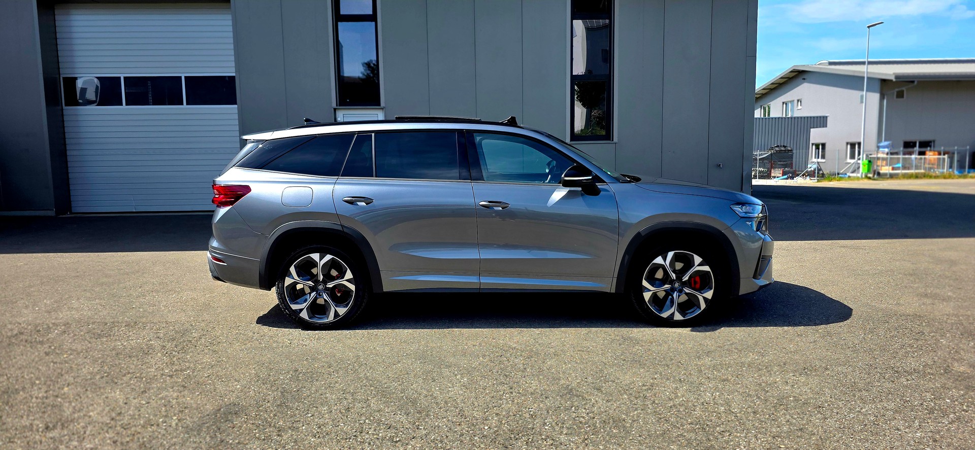 SKODA Kodiaq 2.0 TSI RS 4x4 *Panorama * Anhängerkupplung * Standheizung * Abstandsregler-showroom-element-1