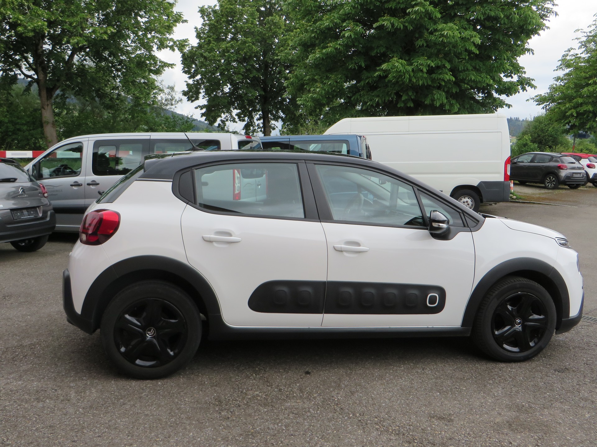 CITROEN C3 1.2i PureTech Shine EAT6-image-3
