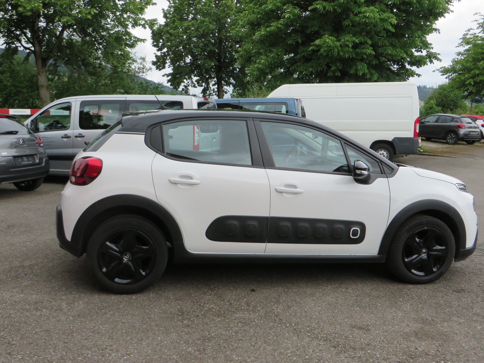 CITROEN C3 1.2i PureTech Shine EAT6-image-2