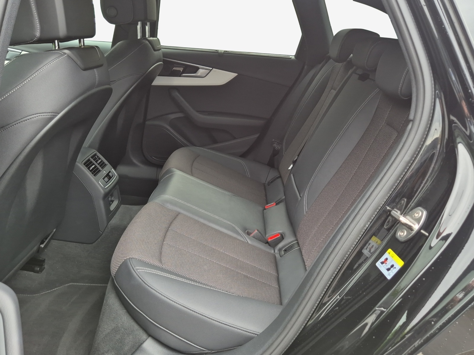 AUDI A4 Avant 40 TFSI S line S-tronic quattro-image-11