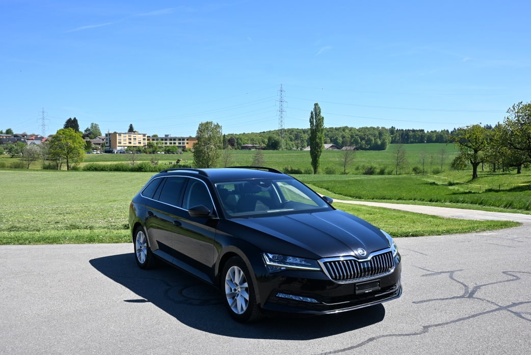 SKODA Superb Combi 2.0 TDi Ambition DSG-image-1