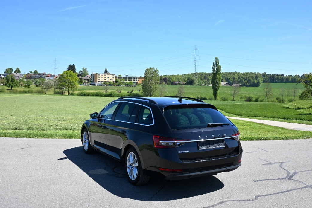 SKODA Superb Combi 2.0 TDi Ambition DSG-image-3