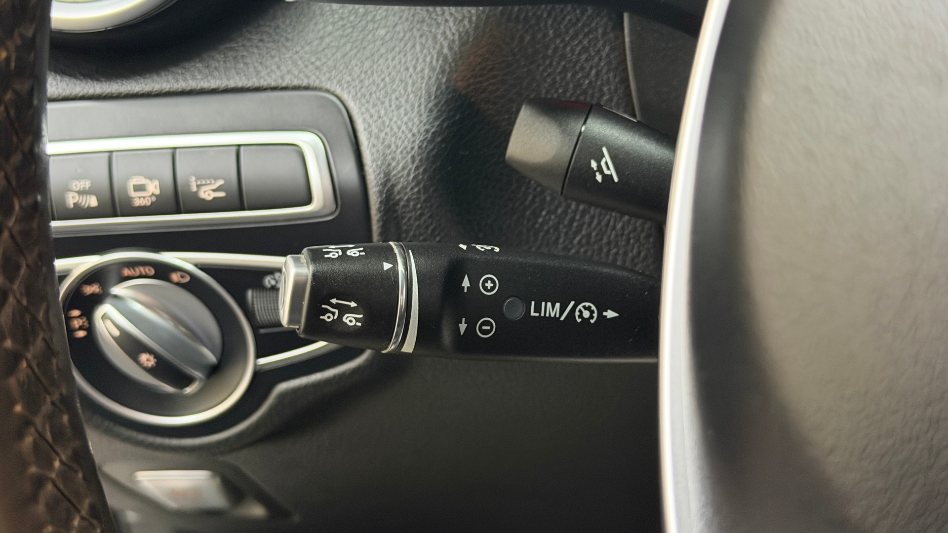 MERCEDES-BENZ GLC 350 d AMG Line 4Matic 9G-Tronic-image-16