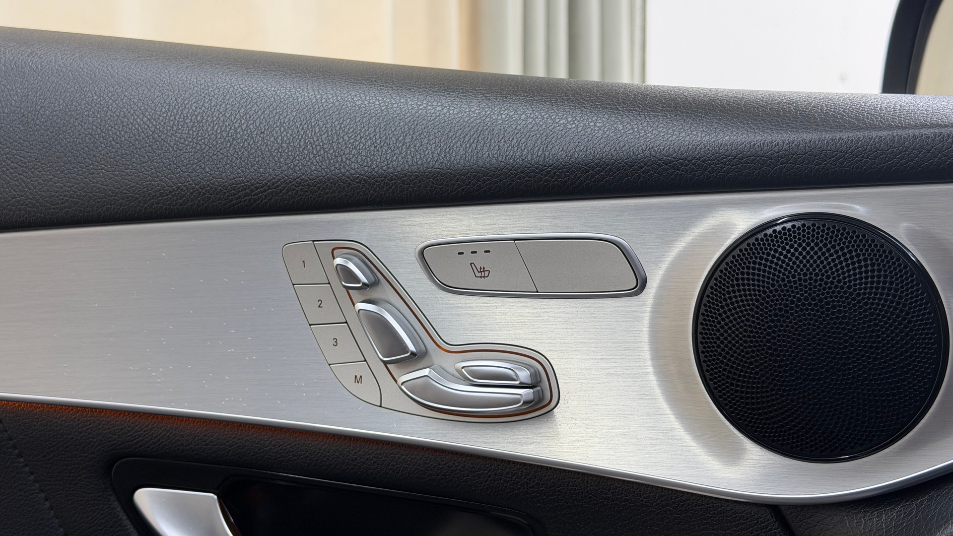 MERCEDES-BENZ GLC 350 d AMG Line 4Matic 9G-Tronic-image-14