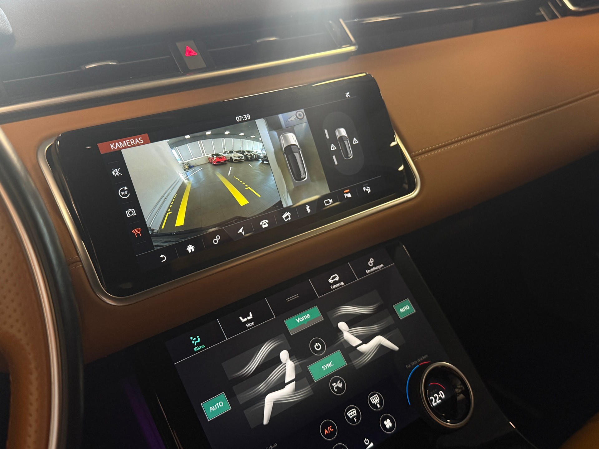 LAND ROVER Range Rover Velar R-Dynamic D 300 Automatic-image-4