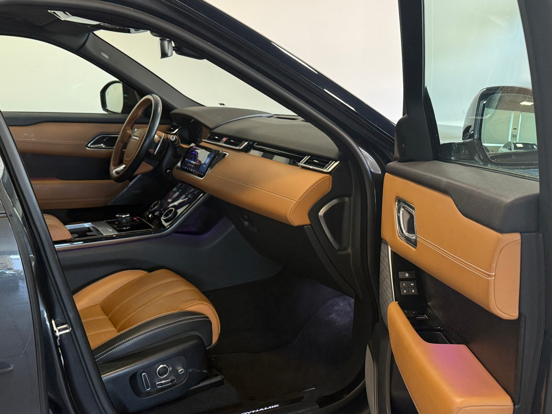 LAND ROVER Range Rover Velar R-Dynamic D 300 Automatic-image-12