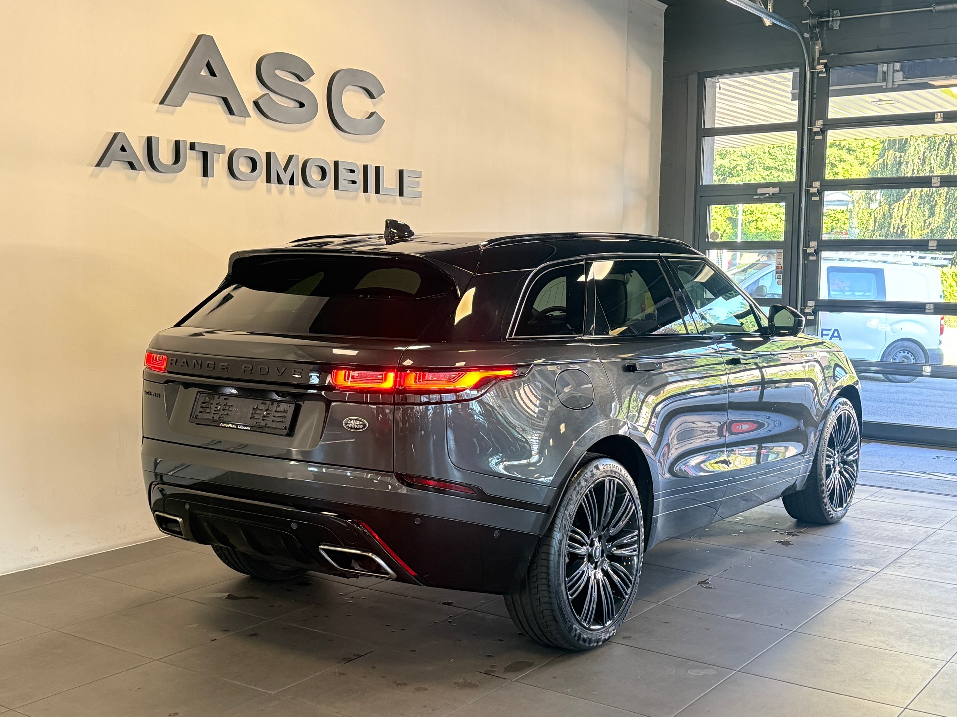 LAND ROVER Range Rover Velar R-Dynamic D 300 Automatic-image-2